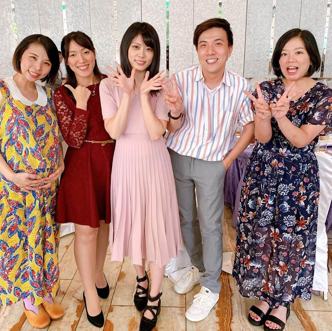 シュアン（施鈺萱）さんのインスタグラム写真 - (シュアン（施鈺萱）Instagram)「・ ・ Mayu❤️恭喜結婚🎎 我們因為小淳介紹而認識， 然後在我偶像時期時， 又在 #KawaiianTV 節目一起工作，而你老公當時就坐在副控室🤣🤣🤣 每次經過都會偷偷瞄一眼🤣 當時就一直聽妳們交往的事情，到結婚❤️❤️很開心參與到妳人生重要的大事🎊也謝謝妳常常找我去一些活動讓我認識好多人🥰我們緣分真的很深❣️❣️ 然後今天見到好久不見的朋友、上田太太，還有終於見到的漫才少爺⭐️⭐️ 太開心❣️❣️ Love you❣️回東京再好好約❤️ ・ 洋裝 @saisondepapillon_official ・ ・ 淳さんが紹介してくれて大親友になったMayu！ 今日は台湾で結婚式を挙げた！ アイドル時期から仕事が一緒で、 今日は色んな思い出の写真があって、懐かしいなー！ 日本にいる時、原さんとの付き合い、天然なエピソードなどなど、ぜんぶ聞いてるから、結婚まで、Mayuの人生の一部に参加できてて、本当に嬉しい❤️ 色んなイベントを連れてくれて、色んな友達を紹介してくれて、 日本でも台湾の友達がいっぱい増えてるから、本当にありがとう❤️ 今日も久しぶりの友達や上田太太、 やっと会えた漫才ボンボンさん、 本当に嬉しい！来て良かった🥰 日本でまたゆっくりお茶しようね☺️❤️ ワンピース @saisondepapillon_official ・ ・ #結婚式 #台中 #台湾 #台日夫婦  #シュアン #施鈺萱 #台日カップル  #saisondepapillon #ファッション #ワンピースコーデ」9月29日 23時40分 - ts_hsuan