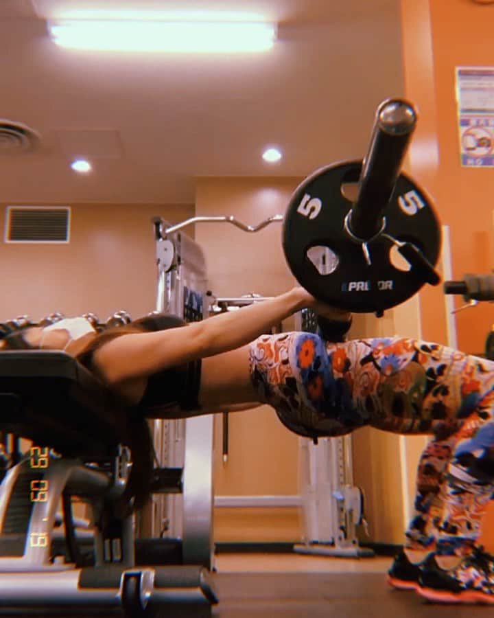 渋谷ゆりのインスタグラム：「#ヒップスラスト #hipthrust  ①ベンチに肩甲骨の下を引っ掛ける ②足幅は腰幅くらいに開く ③バーは腿の付け根にセット ③お尻を締めてバーベルをあげる 10回×3セットがおすすめ！だけど、なんか間違えて10セットくらいやってしまった。ハマると止められない。🤣 筋トレ初心者の女の子は#ヒップリフト の方が良いかも？動画でまたupするね💞  #翘臀 #翹臀 #gym #健身房 #ジム #motivation #fitness #workout  #japanese #japanesegirl #model #diet #健身 #運動 #減肥 #ダイエット #筋トレ #减肥 #ボディメイク #美尻 #筋トレ女子 #美尻 #ヒップアップ」