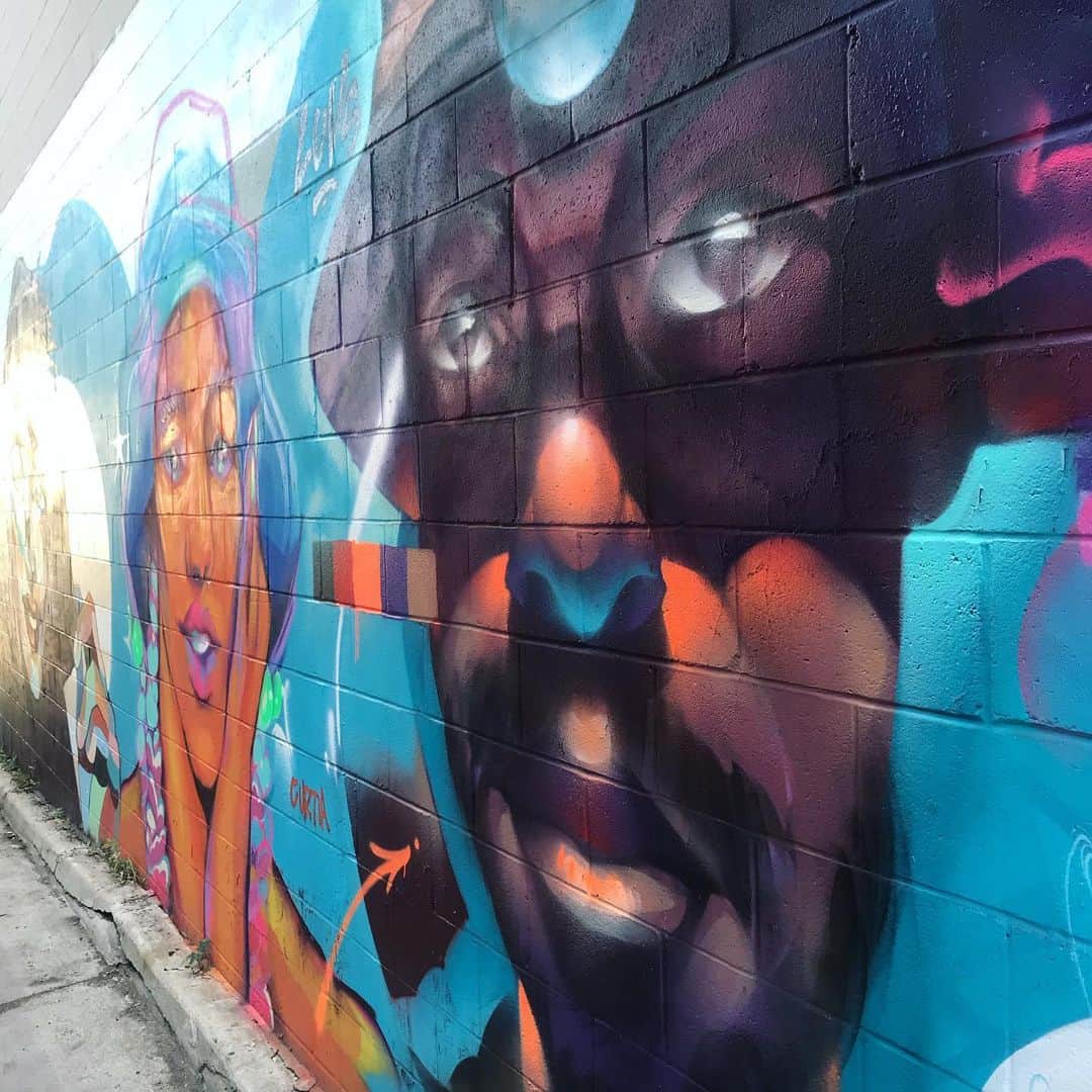 瀬稀ゆりとさんのインスタグラム写真 - (瀬稀ゆりとInstagram)「#graffitialley へ行ってきました。小道には沢山の壁画が✨どれも色彩豊かで迫力満点でした😆. . . #torontolife #graffitiart #trip #artist」9月29日 23時59分 - yurito.seki
