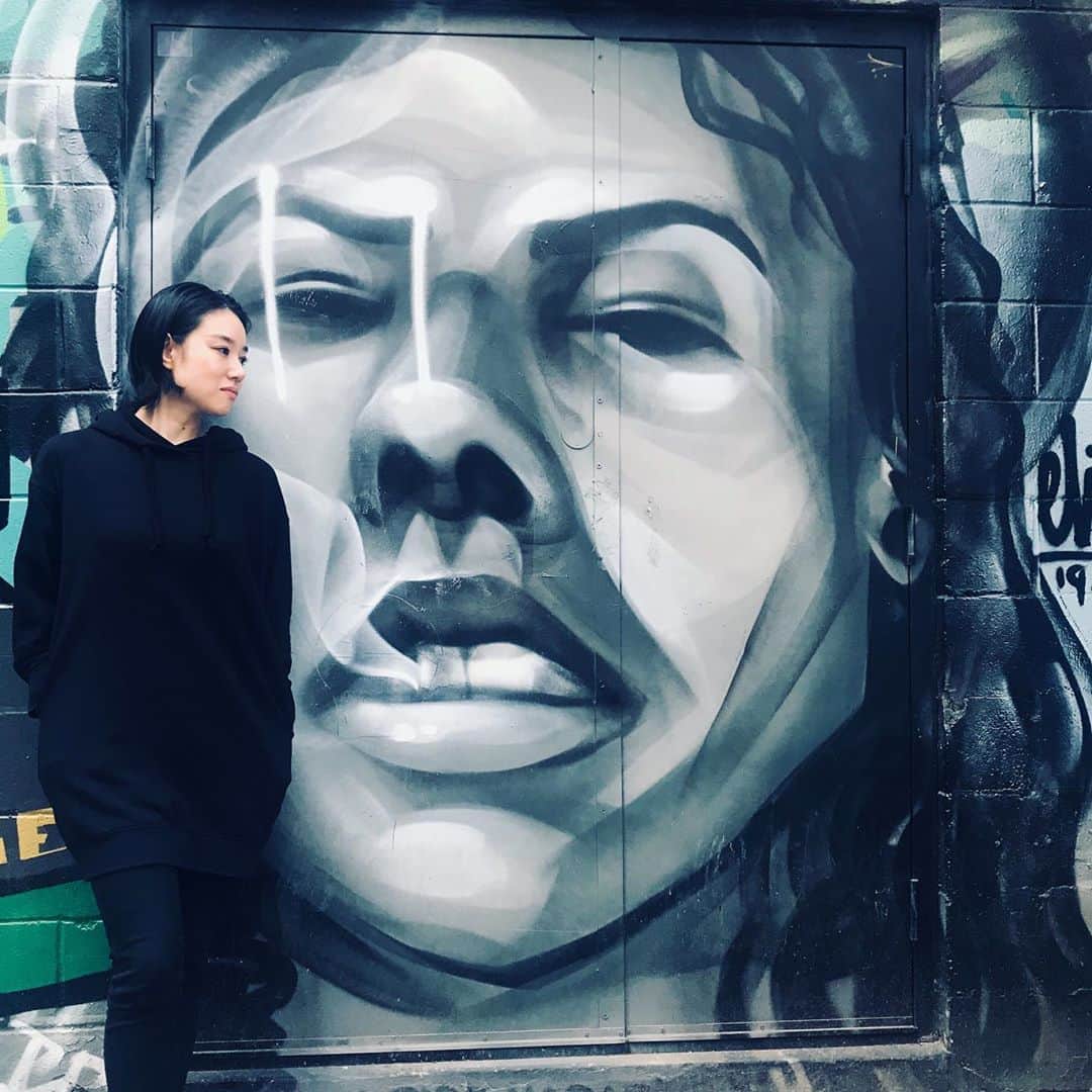 瀬稀ゆりとのインスタグラム：「#graffitialley へ行ってきました。小道には沢山の壁画が✨どれも色彩豊かで迫力満点でした😆. . . #torontolife #graffitiart #trip #artist」