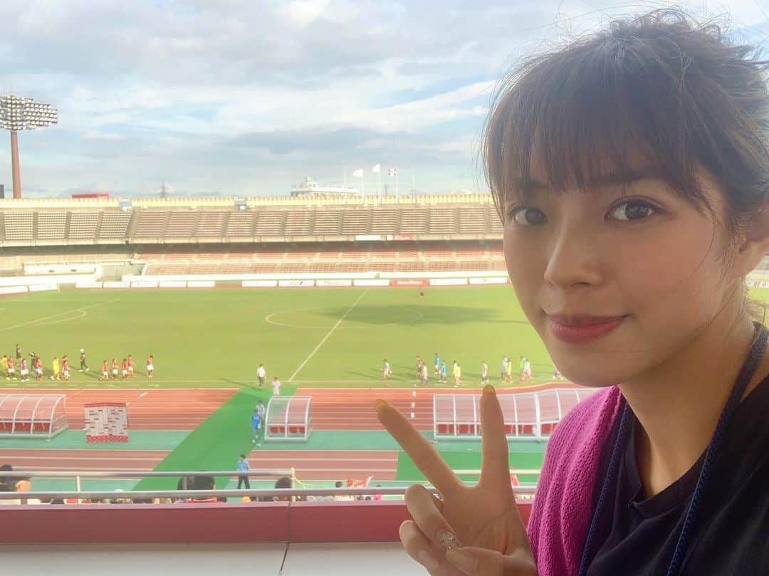 わちみなみのインスタグラム：「浦和レッズレディース🆚﻿ ノジマステラ神奈川相模原﻿ ﻿ 応援しに行きました﻿ 今日はサポーターの方々多く来られてました😄﻿ 1600人ぐらいかな。。？﻿ ﻿ 日テレベレーザ戦後も勝利🌈﻿ いろんな選手活躍されていますが﻿ チームのまとまって勝ちに行っていました🤸🏻‍♂️✨﻿ 試合後もにこにこでうれしいです😊﻿ インタビューしましたので是非みてください！﻿ ﻿ ﻿ 長船選手の200試合出場達成のセレモニーもありました。笑顔がチャーミング☺️☺️﻿ お母様おばあちゃまいらしててそっくりでした🙏💓﻿ 女子は試合数少ないですし、あらためてすごいですね。。！﻿ ﻿ ﻿ 中断期間に入りますが、、﻿ 代表に行く選手、頑張ってほしいな😆﻿ ﻿ ピッチに虹が🌈﻿ ﻿ #浦和レッズレディース ﻿ #ありがとうございました﻿ #浦和駒場スタジアム」