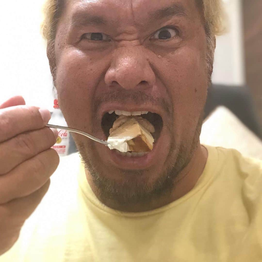 真壁刀義さんのインスタグラム写真 - (真壁刀義Instagram)「おぅ‼️俺様だぁー❗️Twitterやブログに御祝いコメントThank youな😆⭐️🎵っつーコトで、こないだの俺様は家族の計らいで『木曽路』に晩飯を食いに行った😄‼️なにせ家族皆で外食するのもコウゆう時じゃねぇと無いからょ❗️てな訳で、チェーン店の木曽路って初めて行ったからどんなトコか知らなかったが、店員さんも丁寧な応対で楽しく過ごせたんだッ😆⭐️🎉ほんで父ちゃん&母ちゃんが途中で買ってきたバースデイケーキを貰い久々に嬉しい限りだったんだぜぃ⭐️🎉皆んなもたまには家族と飯食いに行けょ⭐️🎵ちなみに会計は俺様だッ笑😁⭐️🎉 #真壁刀義  #木曽路  #新日本プロレス」9月30日 0時01分 - gbh_makabe