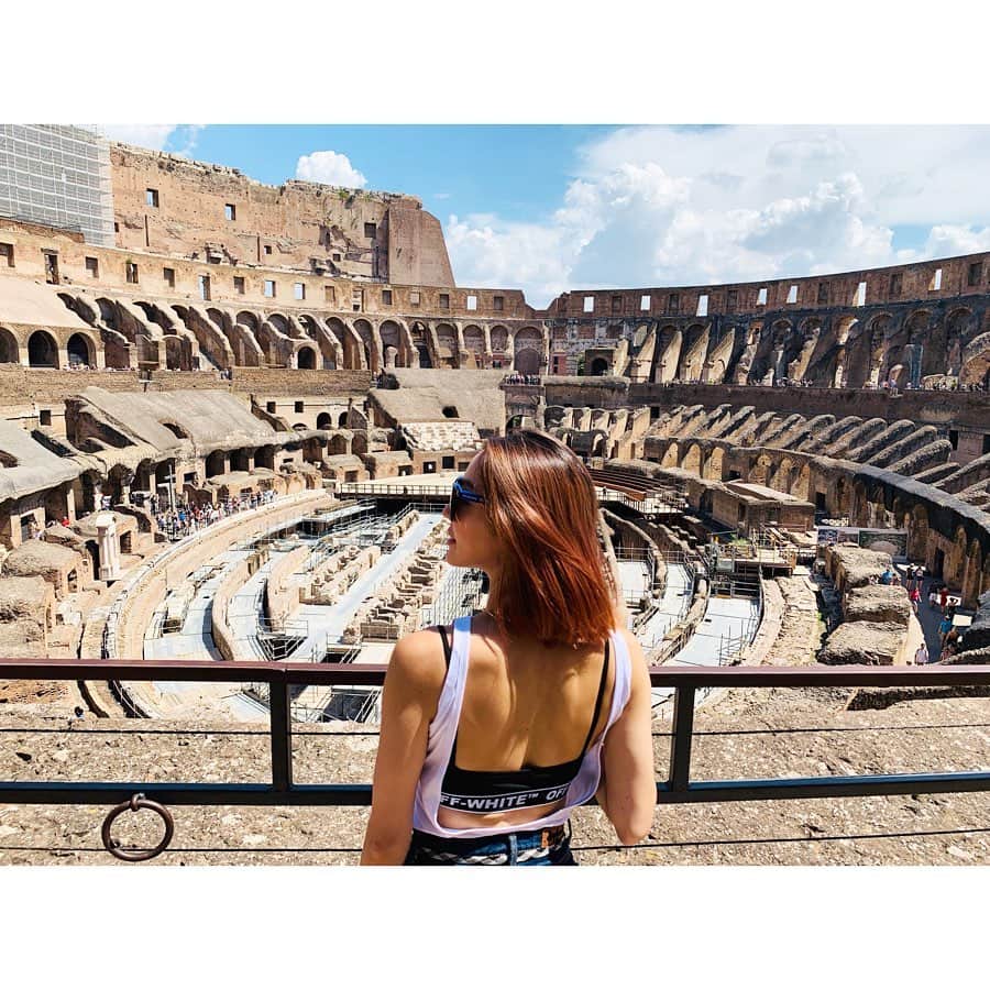 のインスタグラム：「映画 #グラディエーター 見たことある？😳 無茶苦茶おススメな映画🎬 #コロッセオ に行ってきたよ！！ 迫力がすごかった。 ここであんなことやこんなことが起こってたなんて。。 色んな想像しちゃった🤯🤯🤯 そのあと真実の口見に行ったよ！ 人が並びすぎてたから写真だけ❤️ 手を入れられなかった笑笑  #gladiator #真実の口  #gladiatortours #colosseo」
