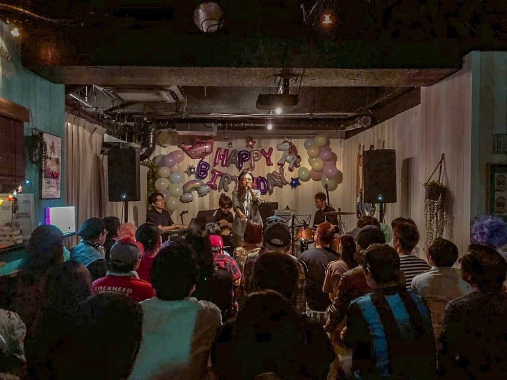 宏実のインスタグラム：「幸せものです。大好きな人たちな囲まれ大好きなシンガー2人に歌っていただけで本当に感無量。贅沢な夜だったなーって今更すごく感動してる。. . #birthdaylive #宏実birthdaylive #奏子 #kira #平藪飛鳥 #高尾俊行 #瀧田敏広 #sammy . . Edited by #haneypresets @haneypresets」