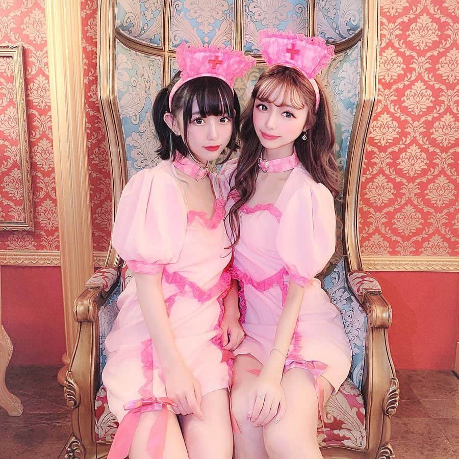 のインスタグラム：「りさちとおそろナース💉💋💕 めっちゃ楽しかったね👯‍♀️❤️❤️ この色合いが完璧にかわいい😍 @swankiss_official  おそろこーでしてみてね🐰💗 #おそろコーデ #おそろい  #スワンキス #ハロウィンコスプレ #ハロウィン #コスプレ #ナース #ナースコス #ナース服 #ナースコスプレ #ハロウィン仮装 #ピンク #仮装 #Swankiss #BODYLINE」