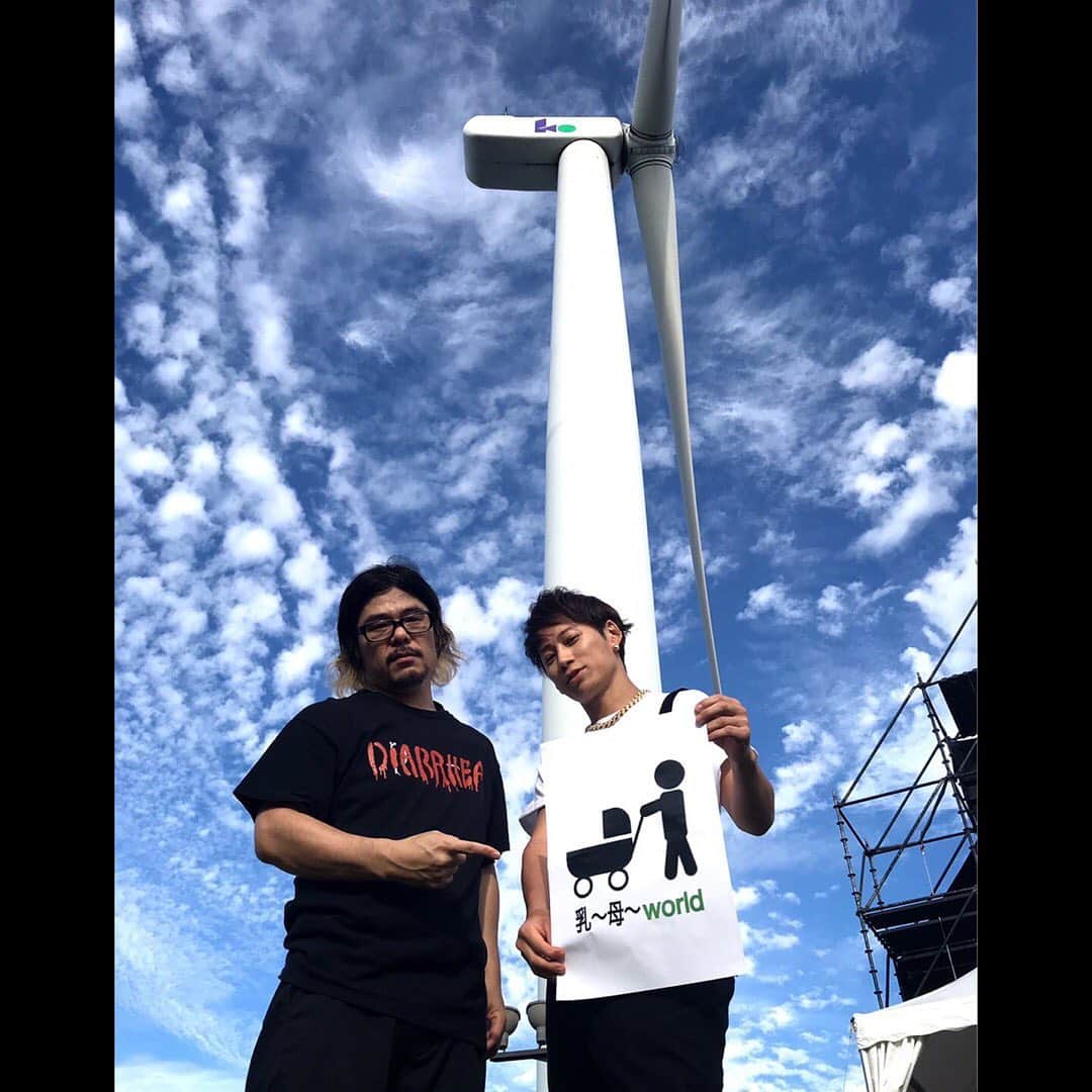 マキシマム ザ ホルモンのインスタグラム：「本日出演する"PIA MUSIC COMPLEX 2019"のバックステージで、世界各国のメニューを乳母車に乗せてデリバリーしてくれるという、従来のウーバーイーツの概念を超越した"ヤバイ宅配屋さん"略して"宅屋さん"に会いました。  宅屋さん曰く、「可能性は無限大∞」だそうです。  byダイスケはん  #ぴあフェス #マキシマムザホルモン #UVERworld #天気予報で今日は曇りもしくは雨予報だったから念のため上着持ってた方が良いと思ってた出演者代表UVERworldの信人 #ゴツめのデニムJKT #ところが晴れ上がって暑すぎパニック」