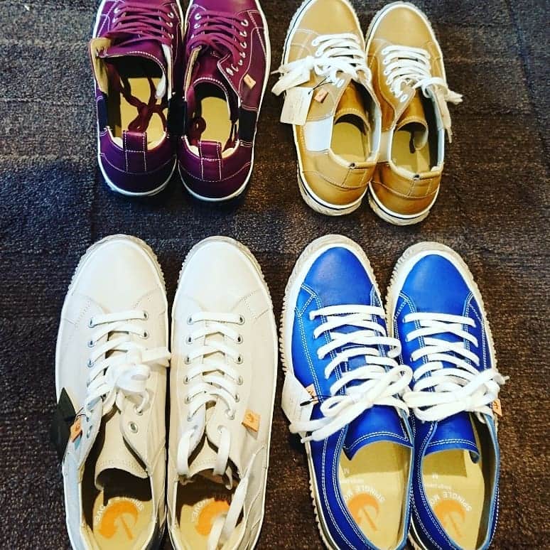 伊勢みずほさんのインスタグラム写真 - (伊勢みずほInstagram)「スニーカー選び。  迷いに迷って。。。 アイボリーにしました👟✨ おんなじメーカーのおんなじ形のスニーカー４足目👟👟👟👟 気に入るとずっと。。。です。  #spinglemove #スニーカー #👟 #アイボリー #同じ靴 #色違い #靴 #革靴 #スピングルムーブ #こればっかり #お気に入り #履きやすい #シンプル #準備 #旅 #新潟駅南 #ebisuya #ウォーキング #スニーカー女子 #スニーカーコーデ #スニーカー好き #日本製 #japan」9月29日 15時41分 - isemizuhoo