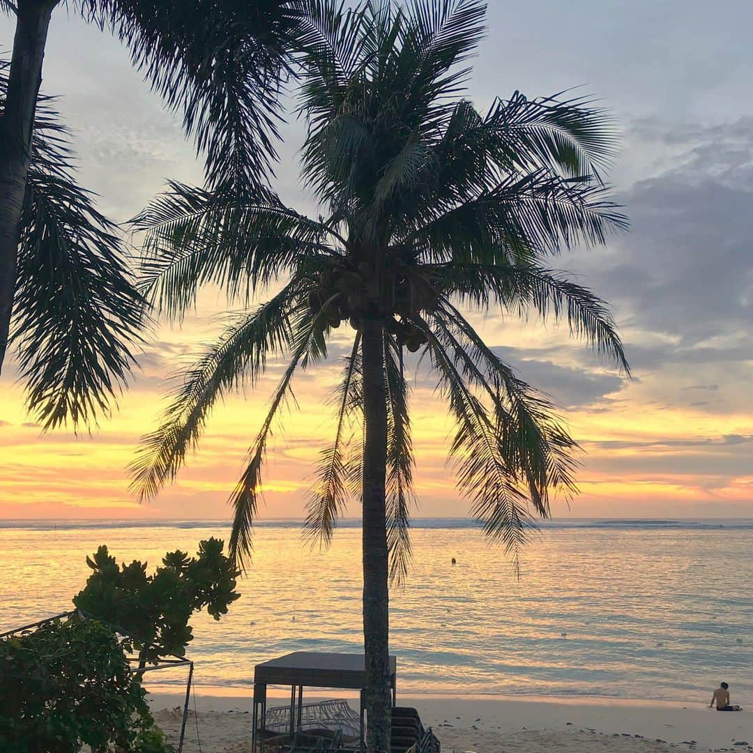 グアム政府観光局さんのインスタグラム写真 - (グアム政府観光局Instagram)「夏休みが終わりましたが、3連休でもサクッと行けてしまうのがグアムの魅力の1つ🇬🇺✨ 綺麗な夕日、透き通った青い海に癒されにグアムにいらしてくださいね！  #instaguam #guam #グアム #海外旅行 #夕日 #サンセット #海 #sunset」9月29日 15時45分 - visitguam_jp