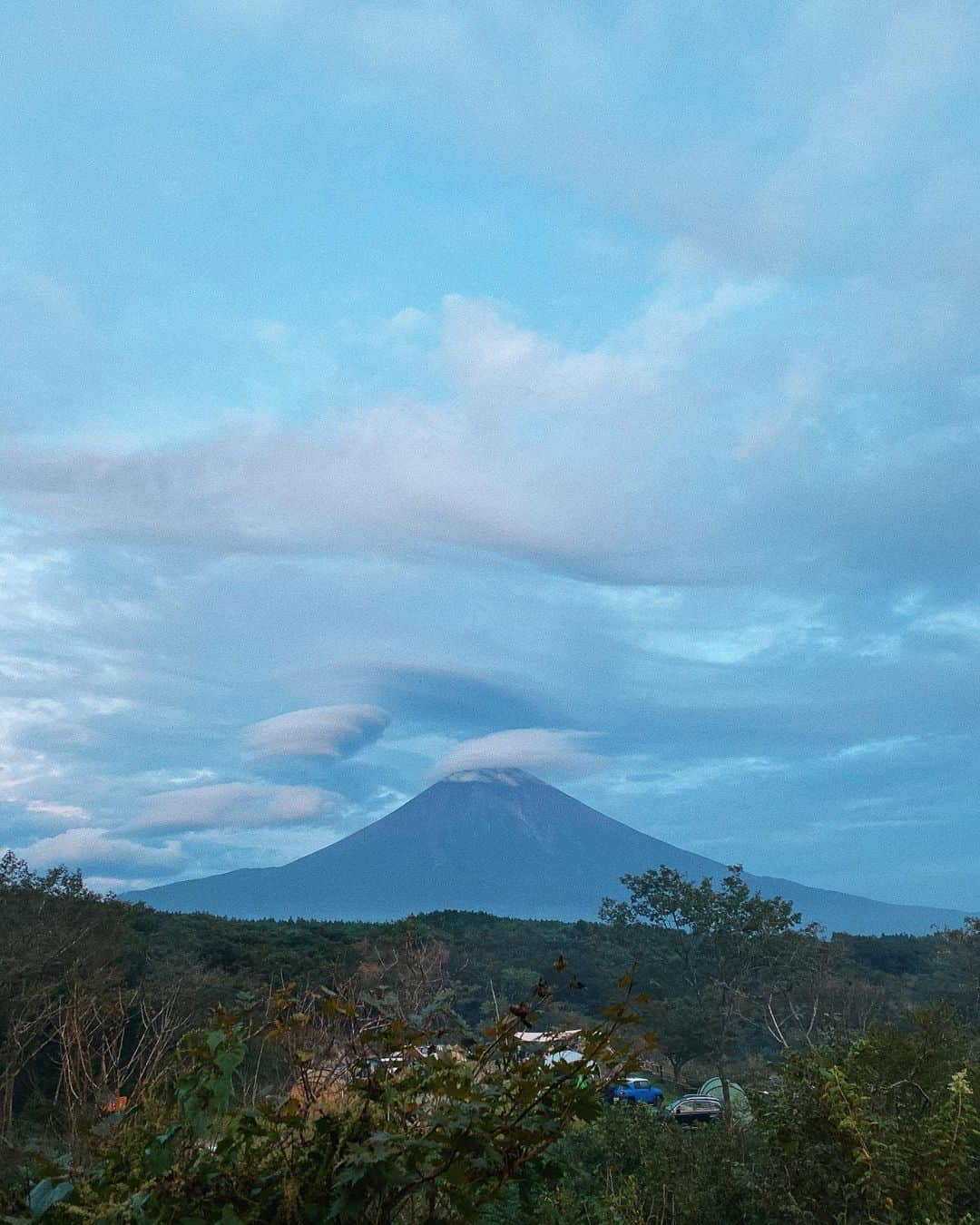 荻原桃子さんのインスタグラム写真 - (荻原桃子Instagram)「友人ファミリーと週末キャンプ♡  雨予報だったのにとっても良い天気になって目の前の富士は様々な表情を見せてくれました！  秋だし松茸焼いてみたよっ  焚き火しながら美味しいお酒に 美味しいご飯に大満足でした！  展示会も終わったし 今日は温泉に来たのだーっ♨️」9月29日 15時50分 - momokoogihara