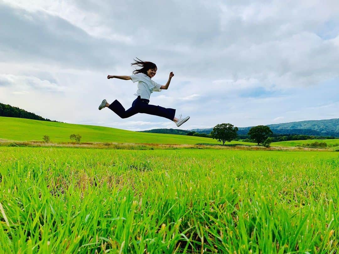 日岡なつみのインスタグラム：「こないだちょこっとだけ北海道に帰省してたんだ〜 その時めっちゃ北海道っぽい良い写真撮れた！ 3枚目は飛ぶイメトレしてる 家族で四葉のクローバー探ししたよ🍀たのしかったああ」