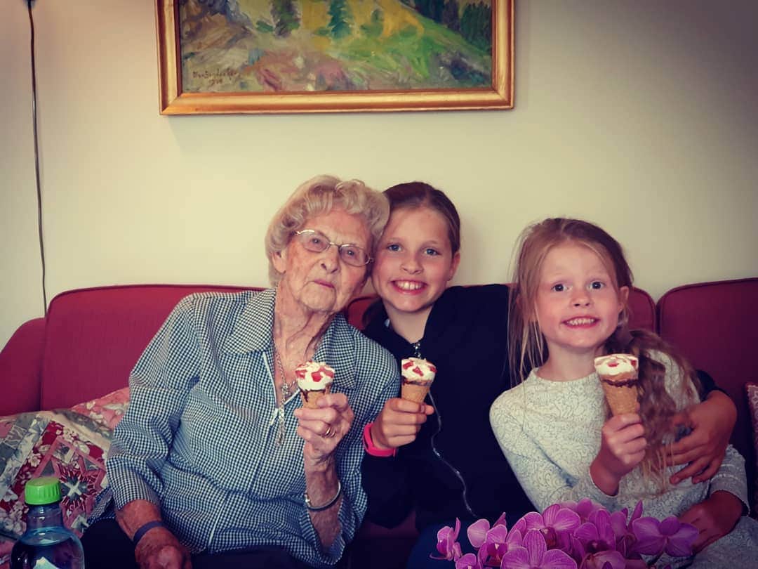ルネ・ヤーステインのインスタグラム：「Happy birthday grandma, 101 today! 🎉🎉🎉🙌😍 We love you so much❤」