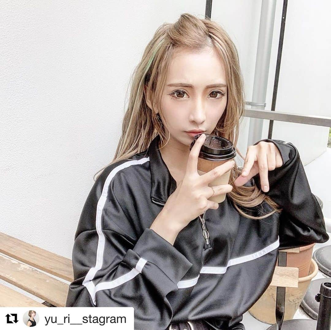 YAG BEAUTY CLINICさんのインスタグラム写真 - (YAG BEAUTY CLINICInstagram)「いつもご来院ありがとうございます♥ . . #Repost @yu_ri__stagram ・・・ . . メイク薄めな今日 @yagbeauty_official で レーザートーニング3回目💓 . . トーニングやった次の日は 必ず肌の調子がいい！ サボらずやっぱいかないとダメ😢 . . . くすみとか、シミとか 気にならないお肌になりたい😢 . . 最後にしてくれるパックも 冷たくて毛穴が引き締まってモチモチに🥺💓 . . . 今日のお洋服も @an_na_official_ ですよ💓 . . 渋谷院 YAG BEAUTY CLINIC ☏0120915959 . . #YAGBEAUTY #レーザートーニング #RRRマスクパック . . . #小顔 #肝斑 #フェイシャル #美容外科 #美容皮膚科 #美容クリニック #渋谷 #shibuya #japanesegirl #japan #美容 #美容好きな人と繋がりたい #美容大好き #リフトアップ #フェイスライン #エステ #レーザー治療 #シミ対策 #シワ改善」9月29日 16時09分 - yagbeauty_official