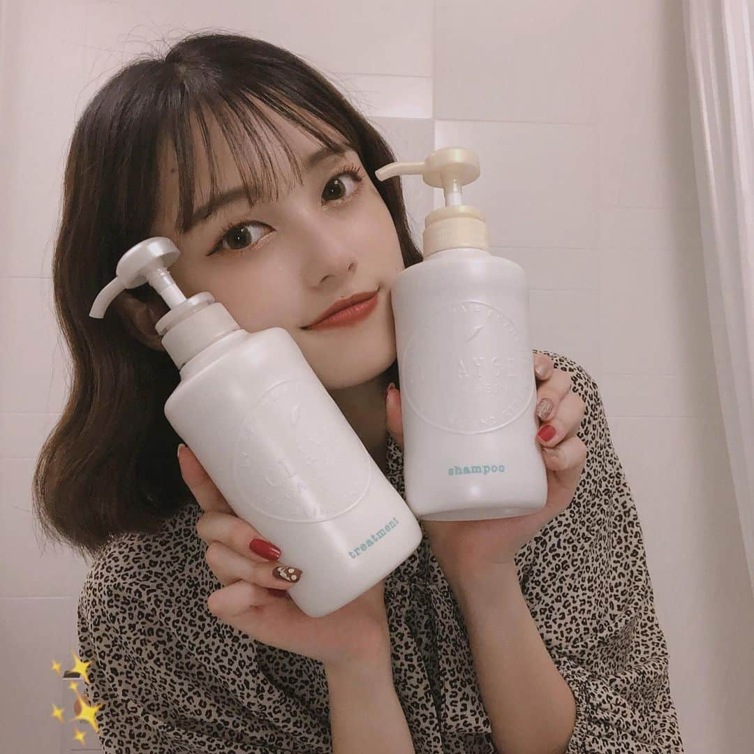 福山絢水さんのインスタグラム写真 - (福山絢水Instagram)「CLAYGE Sシリーズ シャンプー&トリートメント💇‍♀️✨ 最近の乾燥でバサついてまとまりにくかった髪の毛をこのシャンプーがサラサラつるつるにしてくれたよ( › ·̮ ‹ )✨しかも上品なフローラルムスクの香り~🍀 @cosme 1位のシャンプーなんだって😳 LOFTでもGETできるから髪の毛に悩んでる子は使ってみてね！！♥ ・ ・ ・ #CLAYGE #温冷ヘッドスパ #クレイシャンプー #地肌ケア #ヘアケア @clayge_official」9月29日 16時31分 - aya__m02