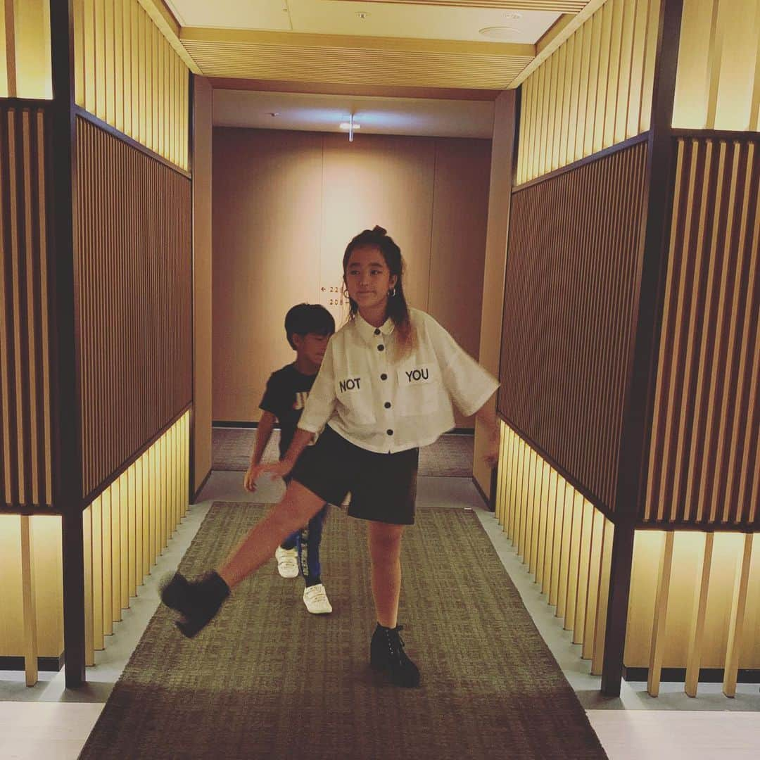 村上沙織さんのインスタグラム写真 - (村上沙織Instagram)「NOT YOU. 娘のシャツのメッセージ。私へのメッセージかしら。 ・ 私のインスタなのに娘の写真をupすると いいね の数が爆発します💣 私にいいね下さい🙇‍♀️ #キッズコーディネート#bershka #zarakids」9月29日 16時32分 - rosysaorimonster