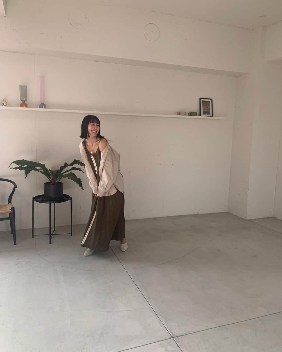 近野莉菜のインスタグラム：「今日は今大注目の女優さんにSNIDEL ( @snidel_official )のお洋服を着て頂きSPRiNG( @spring_tkj )の撮影をしました〜♡出来上がりが楽しみです🥰お楽しみに✨ せっかく可愛いスタジオにいたので、スナップ風に撮って頂きました🙈恥ずかしい🙈💕 全身SNIDELの秋服だよ🍂 早くもっと寒くならないかな〜 秋服着たい☺️🍁 #SNIDEL」