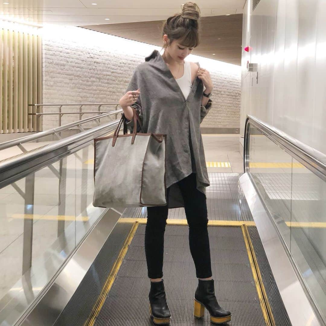 のインスタグラム：「ㅤㅤㅤㅤㅤㅤㅤㅤ ㅤㅤㅤㅤㅤㅤㅤㅤ 1枚目、4枚目 エスカレーター終わるスレスレで かなりドキドキしてるとこ。 ㅤㅤㅤㅤㅤㅤㅤㅤ #ビビり屋 ㅤㅤㅤㅤㅤㅤㅤㅤ このシャツすごーく気に入った😍 ㅤㅤㅤㅤㅤㅤㅤㅤ  ビッグシルエットだから 気になる太腿付近もカバーできるしㅤㅤㅤㅤㅤㅤㅤㅤ ⬆︎大事なとこ😂 ㅤㅤㅤㅤㅤㅤㅤㅤ @ladiesfashion.kandk  のだよ❤️ ㅤㅤㅤㅤㅤㅤㅤㅤ もう少し寒くなったら タートルネックのニットとかと 合わせよー😊❤️ ㅤㅤㅤㅤㅤㅤㅤㅤ ㅤㅤㅤㅤㅤㅤㅤㅤ #一眼レフ#今日のコーデ#シンプルコーデ#ファッション#大人カジュアル#ポートレート#portrait#simple#ootd#fashiongram#fashion#サロンモデル#モデル#きれいめカジュアル#model#me#love#like#スナップミー#おしゃれさんと繋がりたい#instagood#r_fashion#ラクジョ#コーデュロイ #プチプラ#プチプラコーデ」