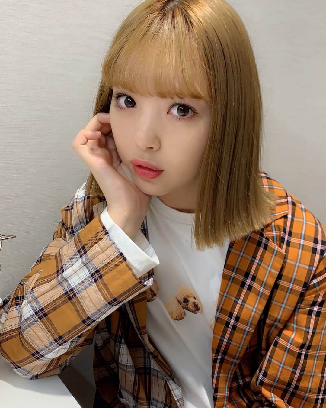 高橋有紀のインスタグラム：「今日もかわいいにこちゃま @2525nicole2  衣装は @nicoron_official のシャルルT🥺 すぐ書けば忘れない、、、 シャドウは @tomfordbeauty の新しいパレット リップは @shiro_japan  #hairmake #osakana_yuki」