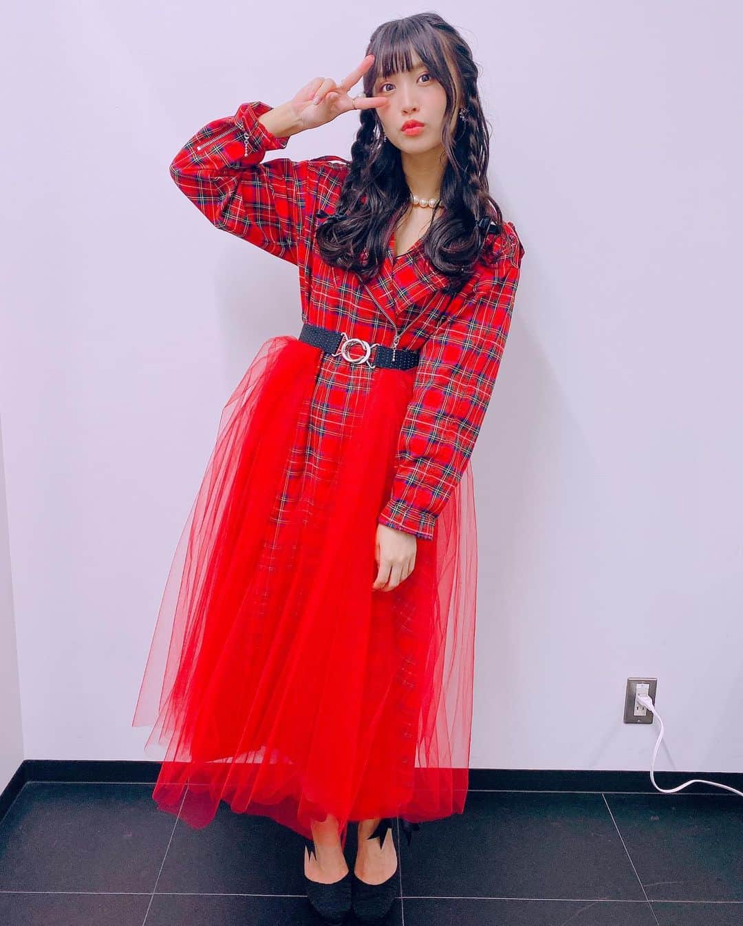 根岸愛のインスタグラム：「生誕祭2部衣装👗 全身ショット📸 赤い服はとっても新鮮☺️💕 赤チェックと足元の🎀可愛い😍 着てて楽しかったです🥳 #fashion #fashion #styling #生誕祭 #根岸愛生誕祭 #衣装」