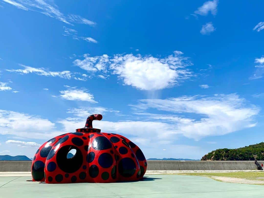 DJ Komoriさんのインスタグラム写真 - (DJ KomoriInstagram)「アートの島として有名な瀬戸内の備讃諸島、直島 & 豊島を旅してきました🏝﻿ ﻿ 草間彌生の南瓜がシンボルとして有名なこの島ですが、秋晴れに恵まれた天気が最高なこともあり、アートに詳しくない自分が行っても心底楽しめた2日間でした✌️ ﻿ 肝心の美術館内のアートは、当然のように撮影NGのところがほとんどで、一番いいシーンはここに写っていません 笑﻿ ・・でも、おかげで絶景を見るたびに「どうやってSNSあげよう‥」なんて考えてしまう現代病から開放されて、純粋に現代アートを「体験」することができました。﻿ ﻿ 特に直島の地中美術館と、豊島にある豊島美術館は自分にとってすごく印象的。﻿ ﻿ 安藤忠雄の建築としても有名な地中美術館は、クロード・モネ、ジェームズ・タレル、ウォルター・デ・マリア３名のアーティストの作品を恒久的に展示するためだけに作られた美術館で、島の自然や建築も含めて一つのアートとして体感できます。モネの部屋の美しさ、タレル作品の意外性、デ・マリアの迫力。。﻿ ﻿ また豊島美術館は、いわゆる美術品が展示される「美術館」とはちょっと違う空間で、あえて詳しくは説明しないけど‥忘れられない体験になりました。行かれる方はぜひ、この豊島美術館について下調べしすぎずに体験して欲しいです。笑﻿ ﻿ このエリアへの旅行はかなり気になっている人も多いようなので、プロフィールのストーリーハイライト「直島・豊島」に自分なりの旅のポイントをまとめたので、気になった人はぜひチェックしてみてくださーい！﻿ 移動は電動チャリでぜひ🚲  絶対また行きたい！！！﻿」9月29日 17時14分 - djkomori