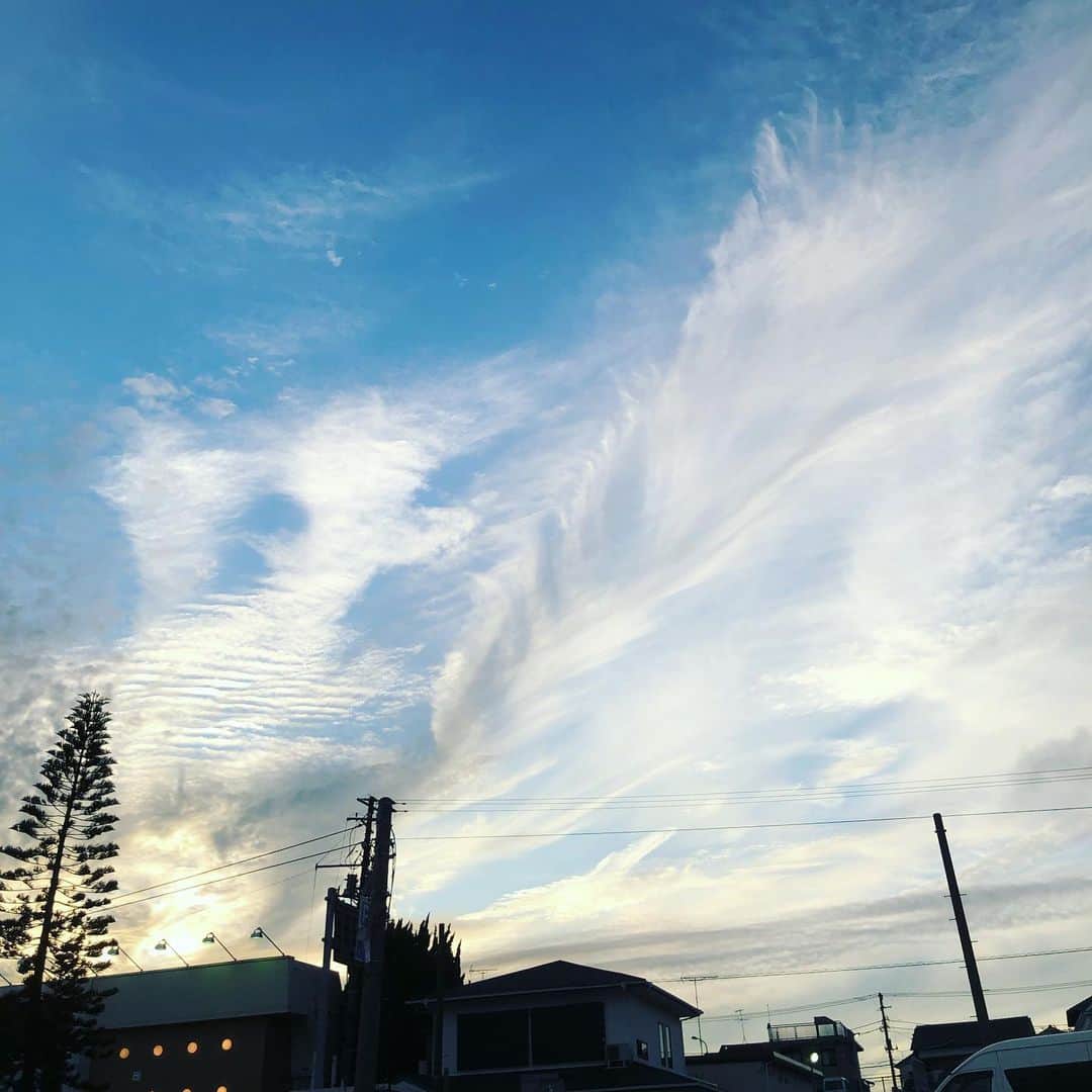 北山陽一のインスタグラム：「おもちのしっぽみたいな雲と夕陽。きれい。みんなありがとう。」