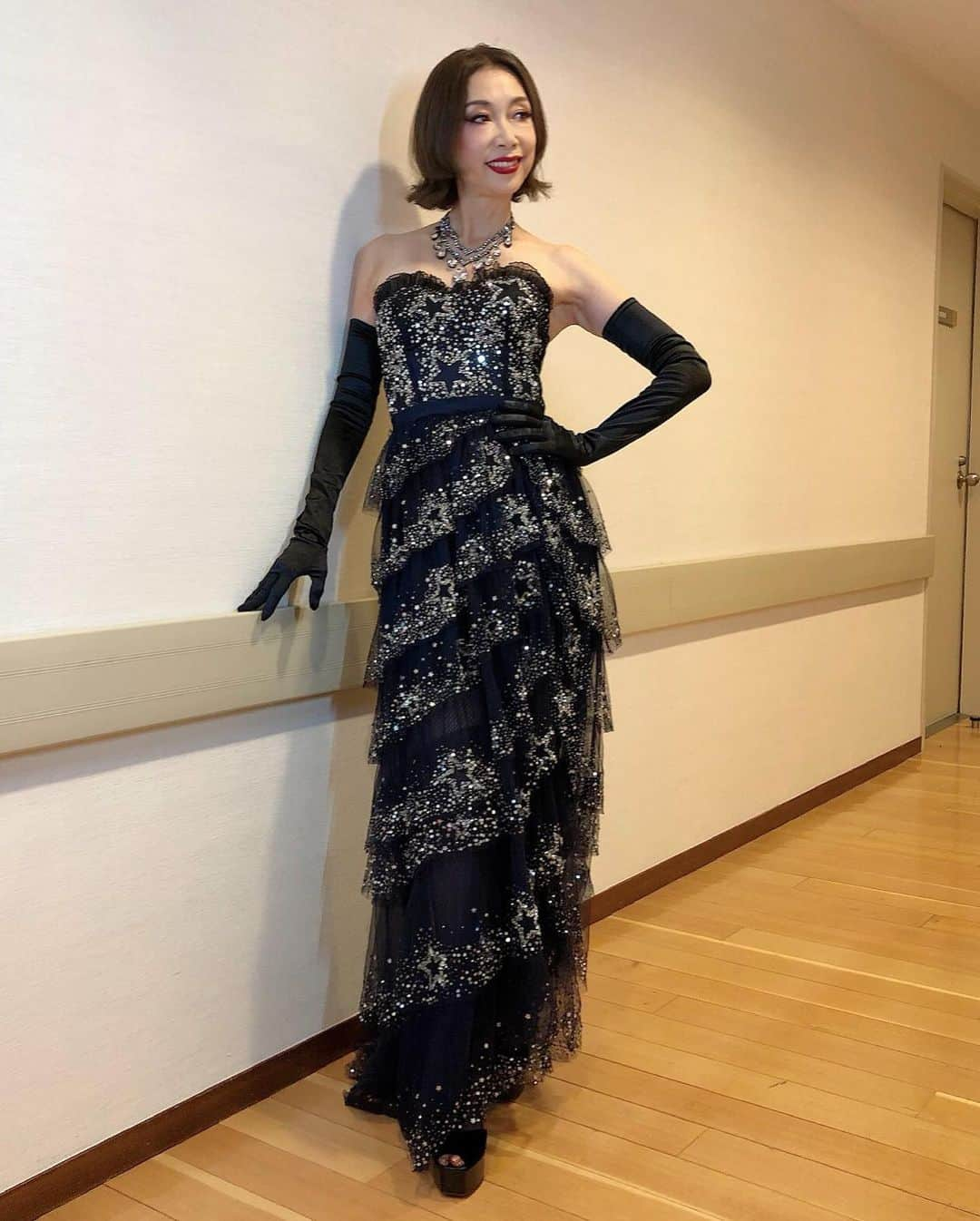 野宮真貴さんのインスタグラム写真 - (野宮真貴Instagram)「ビルボードクラシックスのお衣装です👗ステージ上で真っ赤なシャツドレスを脱ぐという演出！カーテンコールでも衣装替えしたのは私だけでしたが😅お気に入りの衣装を身につけるとパワーがもらえます！ マエストロ栗田さんと八神さんと❤︎ スタイリスト間山さん、ヘアメイクノボルくんのドリームチームは最強！ #お衣装公開 #chcarolinaherrera #elisabettafranchi #marcodevincenzo #billboardclassicsfestival2019 #ビルボードクラシックス #サントリーホール #八神純子 #栗田博文 #間山雄紀 #冨沢ノボル #野宮真貴 #missmakinomiya」9月29日 17時19分 - missmakinomiya