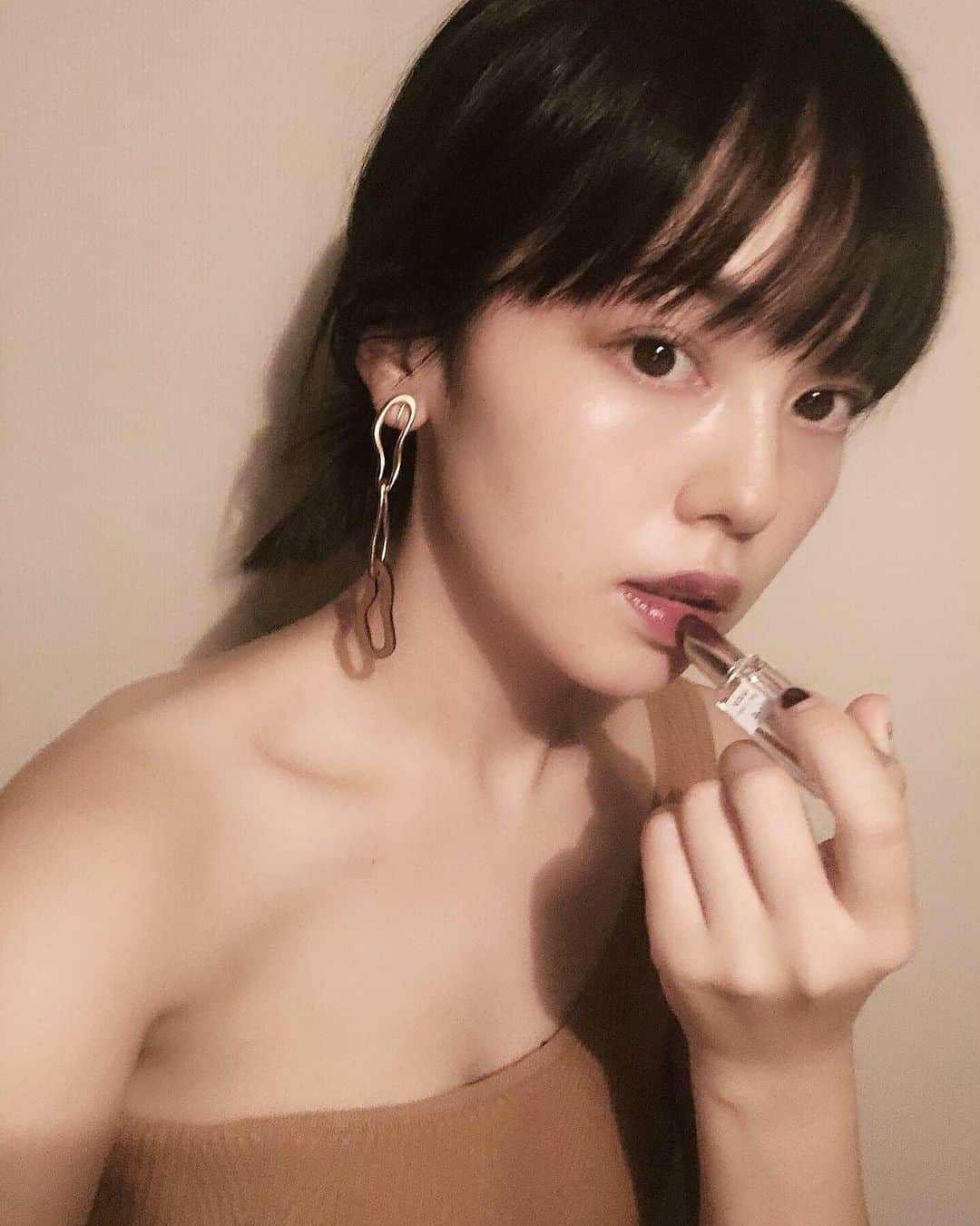 青柳文子さんのインスタグラム写真 - (青柳文子Instagram)「This is just what I was looking for！Dark color lipstick❣️ I’m wearing is _ UZU 38℃ | 99℉ Lipstick -4℃“plum”  ちょうどこんなダークな色を探してた！というようなプラム色でこの秋活躍してくれそうです💄  私の日常の中で感じる38℃は、子どもと触れ合う肌と肌の間の温度。 いつまでこうしていられるのだろうと考えたりする。大切にしたいぬくもりの温度🤱  #UZU #38C99F #UnframeTheBeauty #FLOWFUSHI #UZUPR」9月29日 17時26分 - aoyagifumiko