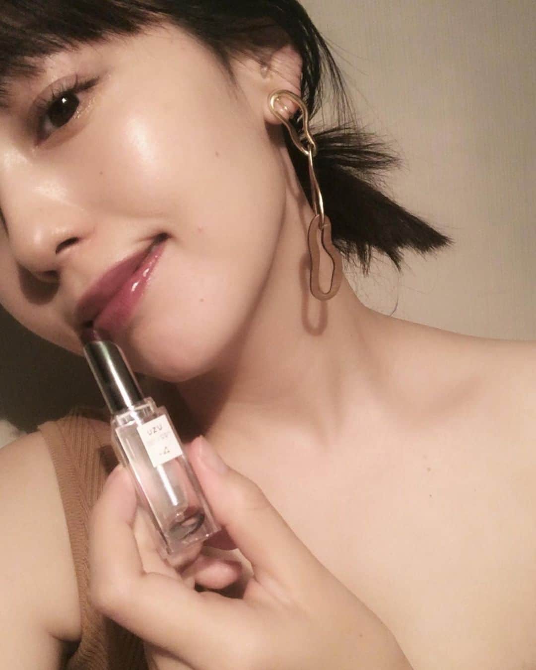 青柳文子さんのインスタグラム写真 - (青柳文子Instagram)「This is just what I was looking for！Dark color lipstick❣️ I’m wearing is _ UZU 38℃ | 99℉ Lipstick -4℃“plum”  ちょうどこんなダークな色を探してた！というようなプラム色でこの秋活躍してくれそうです💄  私の日常の中で感じる38℃は、子どもと触れ合う肌と肌の間の温度。 いつまでこうしていられるのだろうと考えたりする。大切にしたいぬくもりの温度🤱  #UZU #38C99F #UnframeTheBeauty #FLOWFUSHI #UZUPR」9月29日 17時26分 - aoyagifumiko