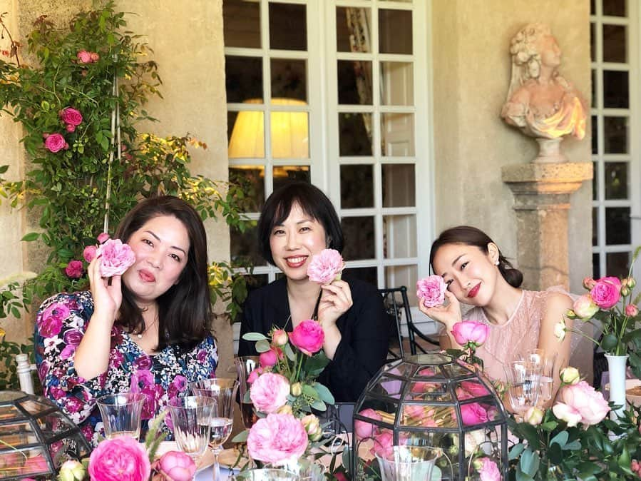 神崎恵さんのインスタグラム写真 - (神崎恵Instagram)「今回の grasseの旅。 dior 新作発表会・撮影、それからDior ×MAQUIAでの神崎恵連載の撮影もありました。 1枚目、2枚目 Dior PRの村山さん、連載担当の若菜さん @asobukoyuko と。 3枚目 偉大なる調香師 フランソワ・ドゥマシーと。  grasse滞在は約二日間というタイトなスケジュールでしたが、時間以上に学び多き旅でした😌✨ フレグランスの美しさ、そして Diorの情熱を全身で堪能した時間。 美容って、化粧品て素晴らしい。 肌や心を美しく、そしてそれ以上に人生そのものを鮮やかに満たしてくれる。 わたしも、愛と情熱を胸に、これからもたくさんの美容をお伝えしていきたいと改めて熱く感じました。 #diorgrasse」9月29日 17時28分 - megumi_kanzaki