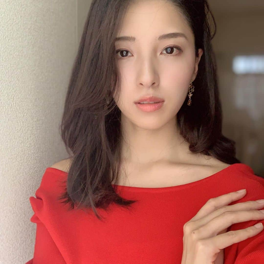 松井絵里奈さんのインスタグラム写真 - (松井絵里奈Instagram)「🌤 朝、目が覚めたら自分に質問すること。 1.今日、私は何に感謝しているか？ 2.今日、私は何にワクワクしているか？ 3.今日、私は何に幸福を感じているか？ 4.今日、私は何をしようと決意しているか？  楽しい気分になる質問を重ねると 幸福度が高まったまま1日がスタートできる❤︎ 20代の頃は、その日生きることに精一杯で 誰かに認められたくて 自分の気持ちに無視して生きていた。 居場所がないような…そんな焦燥感にかられていた。 善いと思うことを口にすると偽善者だと言われ、尖ったことを言って自分の気持ちに嘘をついてた。  何が好きで嫌いかも分からない自分は 自分の色がなくなった。  一体何に怯えていたのだろう…。 今では、子どもの頃自由に思い描いていた 夢やワクワクやドキドキを思い出すようにして自分の気持ちに素直に純粋に生きるようにしている。  自分の気持ちを無視して苦しめていたあの頃を埋めるように今は、自分を大切に自分のカラダを大切に、また自分が大切に思う人を大切に。 健康にも美容にも気を使うことを ライフワークとしているんだと思う。  肩の力をスッと抜いて、 奥歯をゆるめて、 人に優しく、自分に優しく、地球に優しく🌏 そんな生き方ができたら、いいな❤︎ 自分の心次第で、見える世界は変わる♡  #何をしてもうまくいく人のシンプルな習慣 #習慣#質問#質問どうぞ #毎日を楽しく過ごす  #年を重ねることに楽しさ増える  #好きなもの #好きなこと #美容#健康#ファッション#メイク #松井絵里奈」9月29日 17時30分 - erina74xx