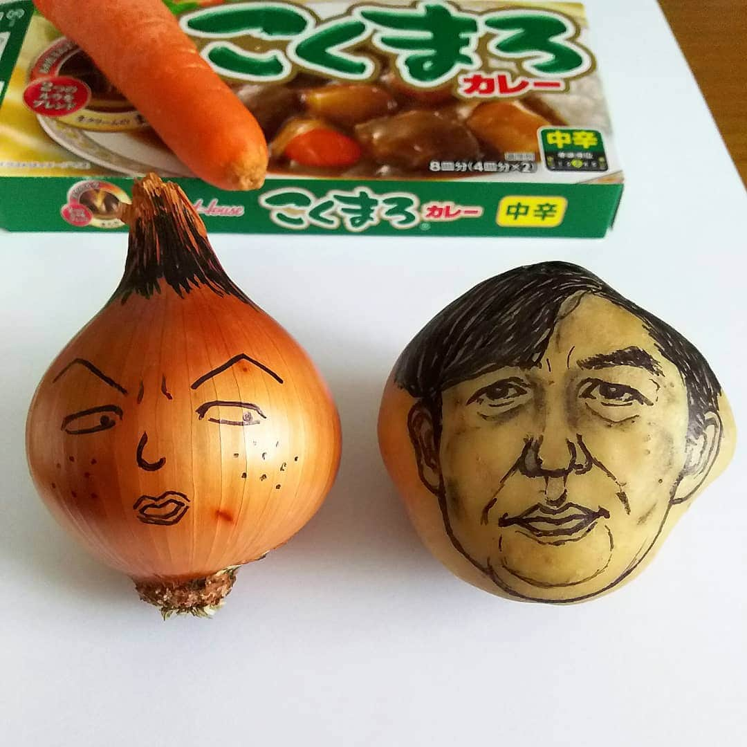 sweet_strawberryさんのインスタグラム写真 - (sweet_strawberryInstagram)「🥔【じゃがいも男】 ちょぐく氏が良い人なのか悪い人なのかは分からない(それは置いといて)だけど、 見た目、紳士イケメンよね❇️(男爵🥔) 完全、見た目【たまねぎ男】の【#永沢くん 】 #似顔絵 #一発描き#ペン画 #風刺画 #時事ネタ #ギャグ#いたずら書き 🍛#置き画 (置いてみただけ) 今夜はカレーではない🍴 #ディスプレイ#こくまろ#カレーライス#食材#じゃがいも#玉ねぎ #見た目#流行語大賞」9月29日 17時40分 - sweet_strawberry