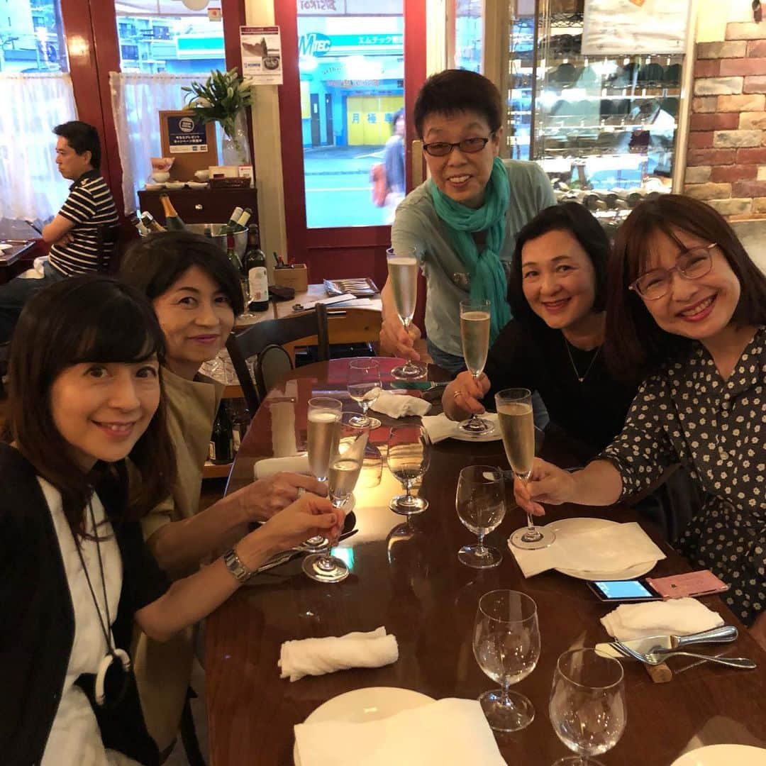 堤信子さんのインスタグラム写真 - (堤信子Instagram)「大学時代の寮の友人達と。皆東京の大学出身だけど、私以外は今福岡在住。福岡帰る度に忙しいのに集まってくれる大好きな仲間。お腹がよじれるほど毎回笑って、お腹がはち切れるほどモリモリ食べて、幸せな時間を過ごします！ここは、かよが予約してくれた大人気の、#ビストロミツ 。#堤信子  #博多グルメ」9月29日 17時34分 - nobnob1111