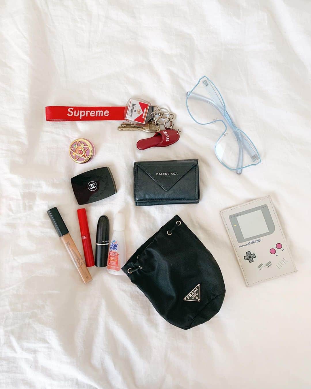 Naomiのインスタグラム：「In the bag 🎮 🥽💚🐻 #bag#minimum#gameboy#prada#chanel #balenciaga #持ち物#ゲームボーイ」