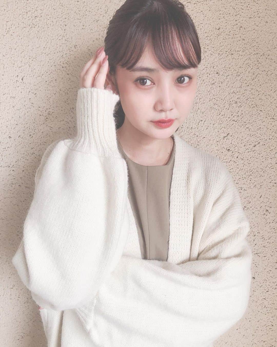 西本早希のインスタグラム：「・ 夜は 肌寒くなってきたので  さっと羽織れるカーディガン類が  とても役立つ 🍶♡ @fifth_store (主に飲み歩きに ) ・ ・  #fifth #fifthtl #秋アウター #カジュアル #フィフス #ボリュームスリーブマキシガウン #平均身長コーデ #ガウン」