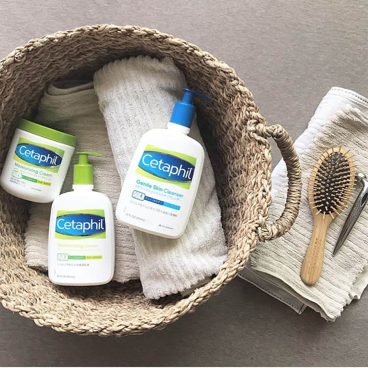 Michikoさんのインスタグラム写真 - (MichikoInstagram)「_______ Cetaphil 🌱🌱✔️ . 初めて使う機会をいただいた @cetaphil_jp の商品。 . セタフィルは、 薬剤師さんが皮膚病に悩む患者さん向けに 商品を開発している老舗ブランド。 . 世界50か国で70年以上も愛されているんだとか✨ . 植物由来の保湿成分「セタノール」を配合。 . 今回は、シンプルな3ステップで。 ✔︎洗う #ジェントルスキンクレンザー  海外で特に人気の泡立たないジェルタイプ。 肌を優しく洗い上げてくれます。 . ✔︎潤す #モイスチャライジングローション  保湿効果の高い成分をたっぷり配合。 水分と油分をバランスを整え、 肌バリア機能を高めてくれる。 . ✔︎守る #モイスチャライジングクリーム  コックリした保湿クリームですが、 伸びが良くさらっと肌になじむ。  一年中使えそうなので、 自宅にひとつあると便利だと思いました。 . . 今回使用して思ったことは、 老若男女、世代を選ばず使えるのがいい。 コスパが良く大きいボトルなので、 家族みんなで惜しみなく日常使いできるところも魅力的。 . 特にクレンザーとローションに関しては、 ポンプ式ってところも好きです。 , 日々の生活に取り入れやすい商品なのでおすすめ😊 . . ちなみに明日9/30(月)まで増税前の #まとめ買いキャンペーン も実施しているそうです👏🏻 . . #セタフィル #薬剤師開発 ※ザ・プロアクティブカンパニー様のプロモーションに参加中 .」9月29日 17時42分 - michiko.jp