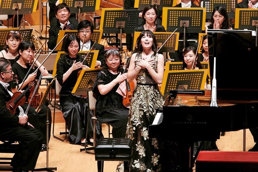 アリス＝紗良・オットさんのインスタグラム写真 - (アリス＝紗良・オットInstagram)「We danced with the dead! 💃🏻💀🕺 • • • • What a joy it was to play (though it looks as if I was singing..) Liszt‘s Totentanz with the wonderful #japanphilharmonicorchestra and to reunite with Maestro #michiyoshiinoue after more than a decade. • ©️ 平舘平」9月29日 17時57分 - alicesaraott_official