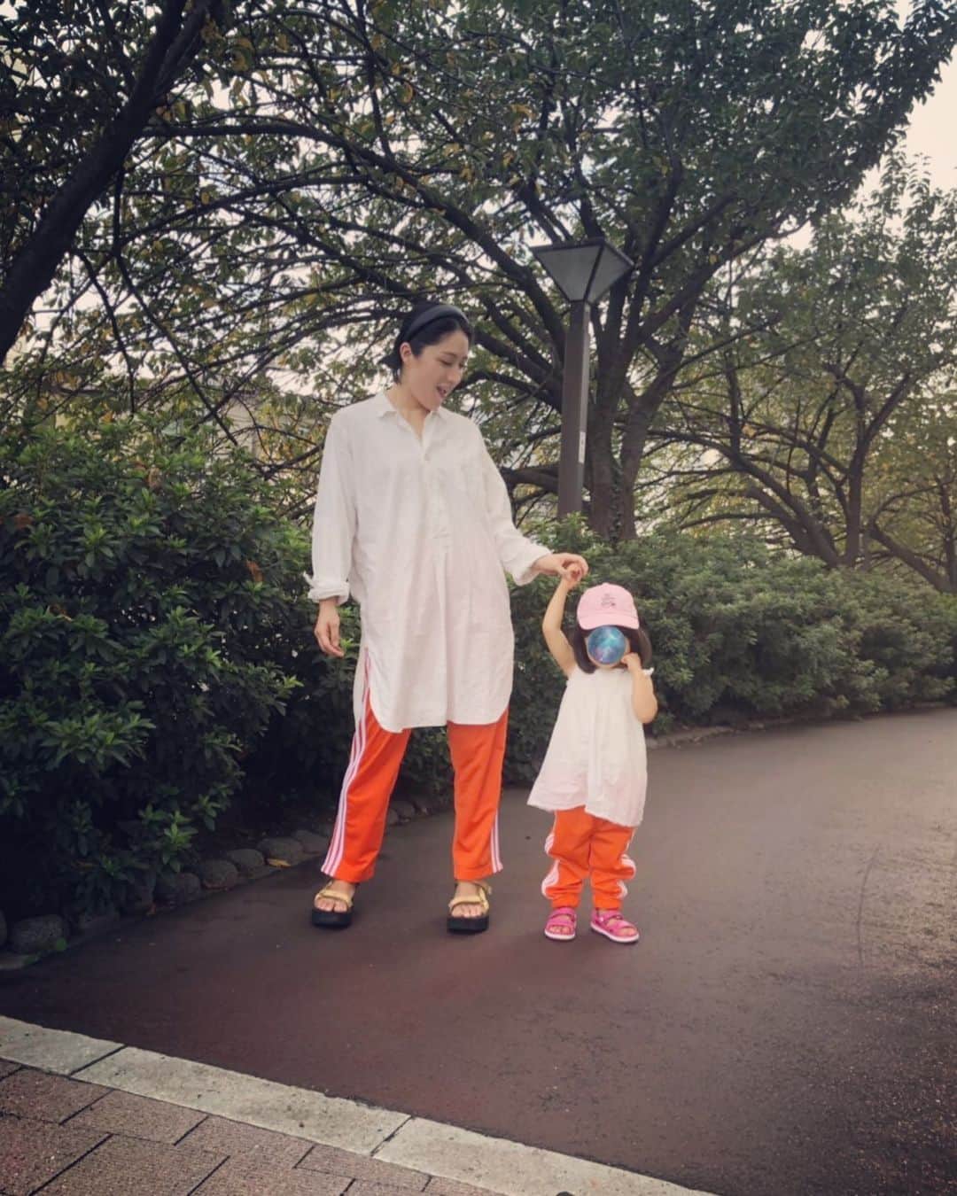 犬山紙子さんのインスタグラム写真 - (犬山紙子Instagram)「adidasジャージで揃えた #いぬチャゲ」9月29日 17時52分 - inuyamakamiko