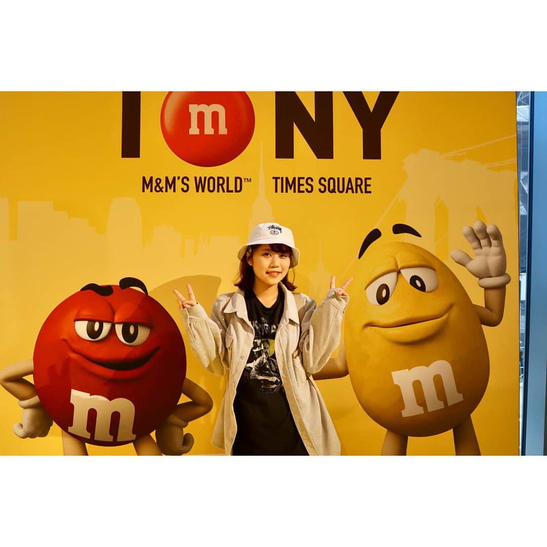 伊藤来笑のインスタグラム：「M&M'S Wolrd🍫 . タイムズスクエアにあるM&M'Sのお店！ チョコレートはもちろん、 いろんなグッズがあります🥳 とってもカラフルで可愛くて 幸せな空間でした〜🌈✨ . . #ニューヨーク旅行 #アメリカ旅行  #エムアンドエムズ #チョコレート #mandmsworld #mandms  #travelnyc #chocolateshop」