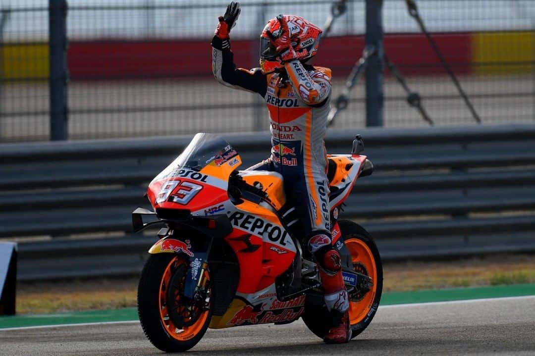 MotoGPさんのインスタグラム写真 - (MotoGPInstagram)「A week ago at the #AragonGP... @marcmarquez93 scored his win number 8⃣ of the 2⃣0⃣1⃣9⃣ season! 🏆 // The Championship leader will face his first 'match ball' at the #ThaiGP 🇹🇭! #MotoGP #MM93 #Motorcycle #Racing #Motorsport」9月29日 18時00分 - motogp