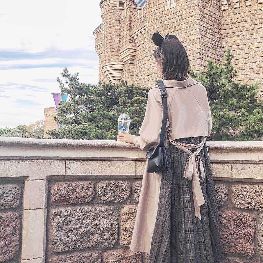 のインスタグラム：「. . お昼 と 夕方 から の 気温の差 〜 😔 . . 夕方 から 羽織 必須 なので @fifth_store の トレンチコート 🧥♡ 40 % off coupon あったよ ❤︎ . . バック の チェック柄 の 切り替え が めちゃめちゃ 可愛いの 〜〜 ❁ ❁ これから 沢山 使えそう っ ☺︎ . . .  #fifth #fifthtl #フィフス #code #fashion #ootd #outfit #coordinate #style #stylepoint #instafashion #instagood #instalike #ファッション #コーディネート #コーデ #プチプラ #プチプラコーデ  #パンツコーデ #トレンチコート #高身長コーデ #カジュアル #秋アウター #バックチェックプリーツロングトレンチコート」
