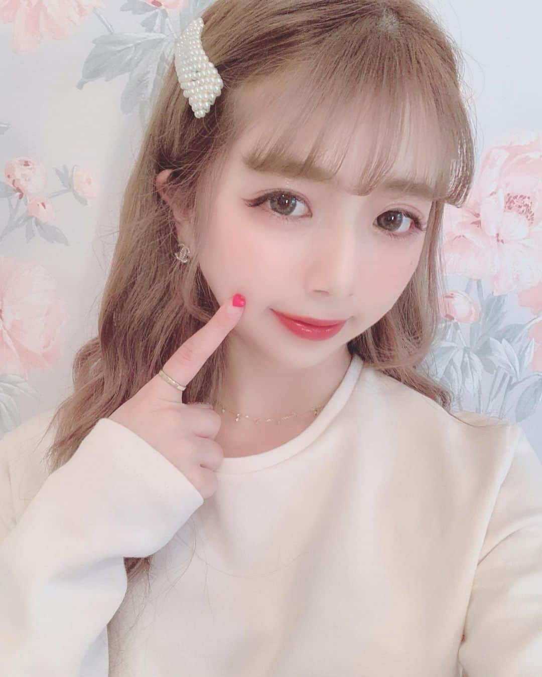 のインスタグラム：「🎀 . 最近顔のむくみが気になりすぎてて フェイスラインが気になってたんだよね😿 . 恵比寿にある @harinatokyo に行ってきたよ🥰‼ . 60分コースを受けてきたんだけど 腰とか肩とかにも指圧&鍼してくれて 顔もオイルでリンパ流してから 鍼してくれるから満足度高すぎておすすめ🥺✨ . 終わった後スッキリしすぎてビックリした❣️❣️ 今までマッサージとか矯正とかしたことあるけど ここまで引き上がったのは初めてで本当にビックリした❣️ . こんなに浮腫んでてここまで改善されるんだ🔥って💓 顔がめっちゃ小さくなった😳😳😳 . そして、持続することによって 肌のターンオーバーが良くなって 美肌効果が出るんだって‼‼ たしかにお肌つやつやでメイクのり良くなった！直後から！😂 . 鍼興味あるよ！って人は是非行ってみてねっ😊💗 . ストーリーとハイライトにリンク載せたよ🎀 . #ハリーナ #美容鍼 #小顔矯正 #恵比寿#ebisu #美容 #美容スポット #メンテナンス #小顔 #小顔マッサージ #浮腫み #浮腫み解消 #小顔方法」