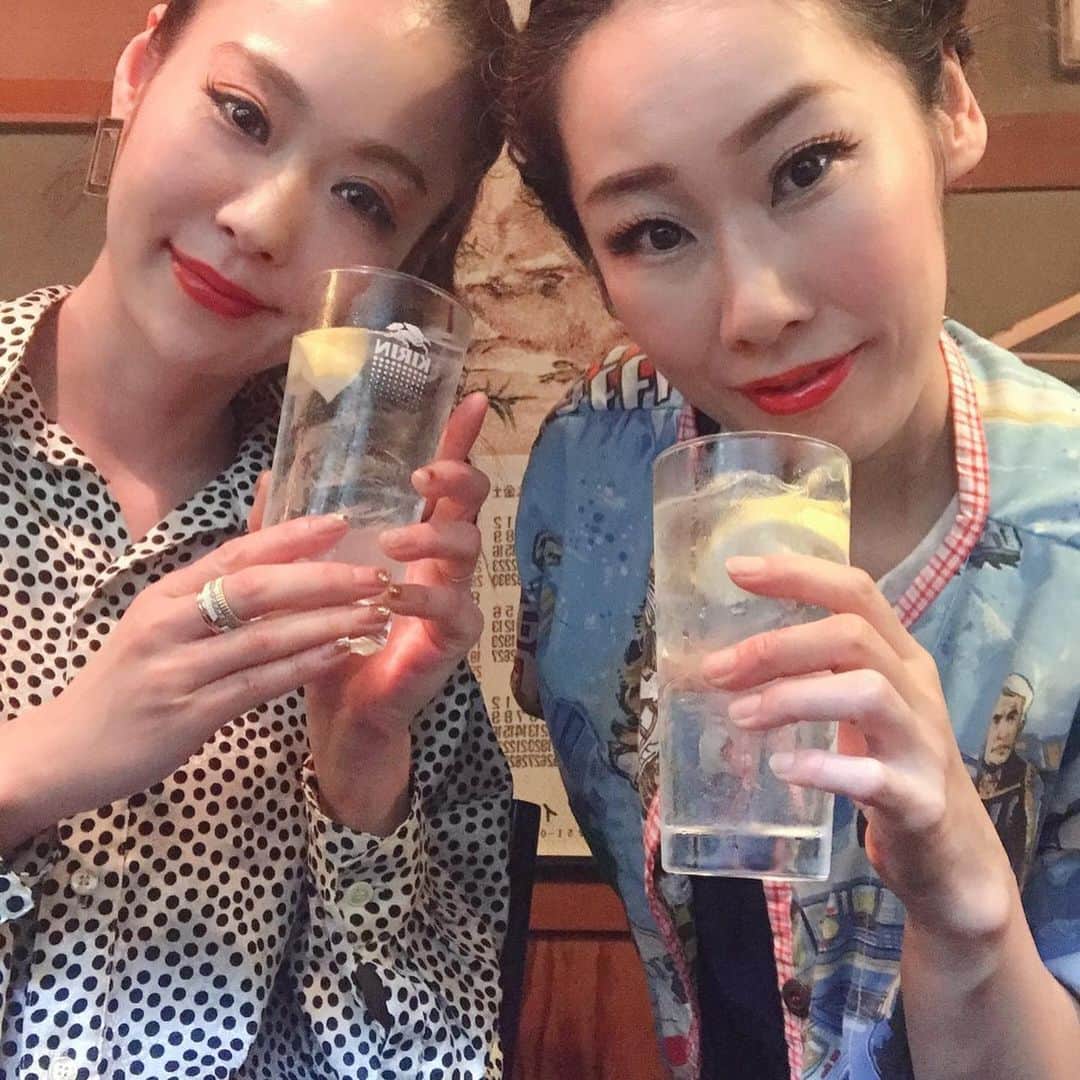 joujouのインスタグラム：「この歳になってもきちんとお祝いしてくれるの本当嬉しい！！🎁 Erika仕事終わりだから深夜のお寿司！ 「まねき寿司」へ！！ #ごちそうさまでした #最後の晩餐は二人ともお寿司 #食べ過ぎて2人とも帰ってから腹痛 #かずしから5000円カンパもらったー ありがとね！  エリカいつも明るい笑顔ありがとう！！ まねき寿司でクラシックバレー始めるから踊ってくれてた動画撮り忘れw」