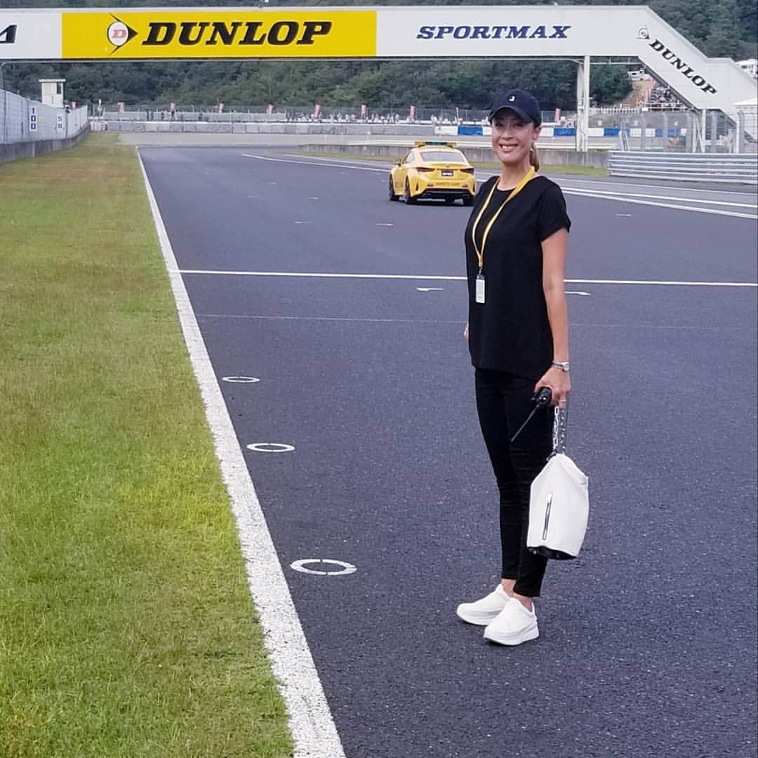 下村真由美さんのインスタグラム写真 - (下村真由美Instagram)「目標1個達成🏁✨✨ ・ ・ 久しぶりのサーキット💃💃💃幸せだったーー笑 ・ ・ あとはオートポリス🏎️‼ #superformula #岡山国際サーキット #round6」9月29日 18時13分 - mayum2323