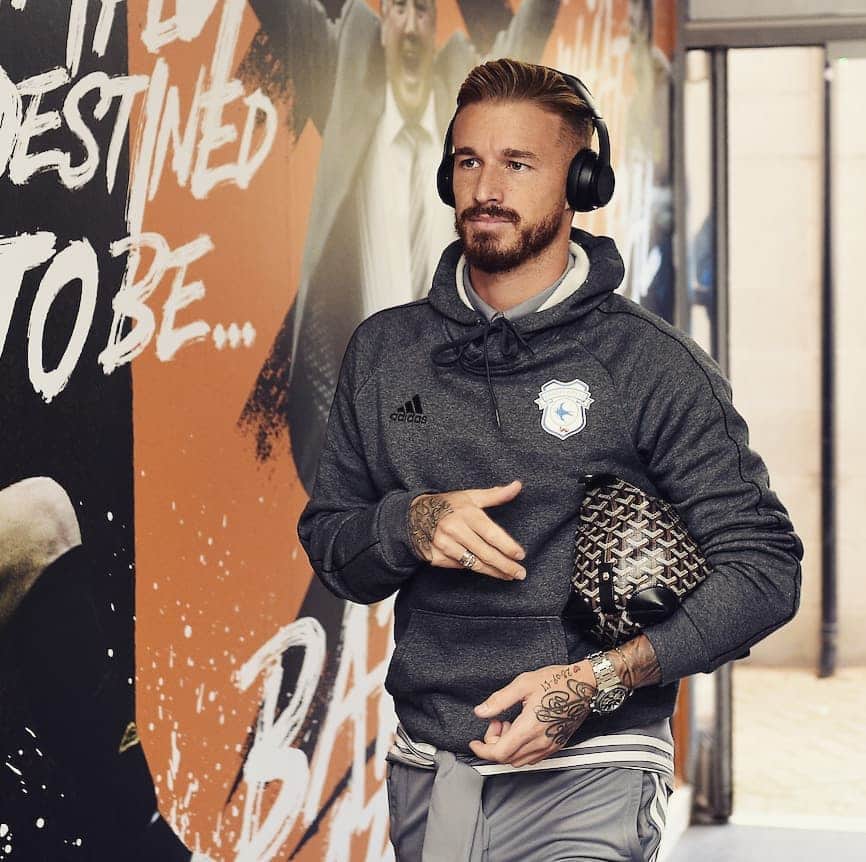 ジョー・ベネットのインスタグラム：「🤟🏻⚽️🔵」