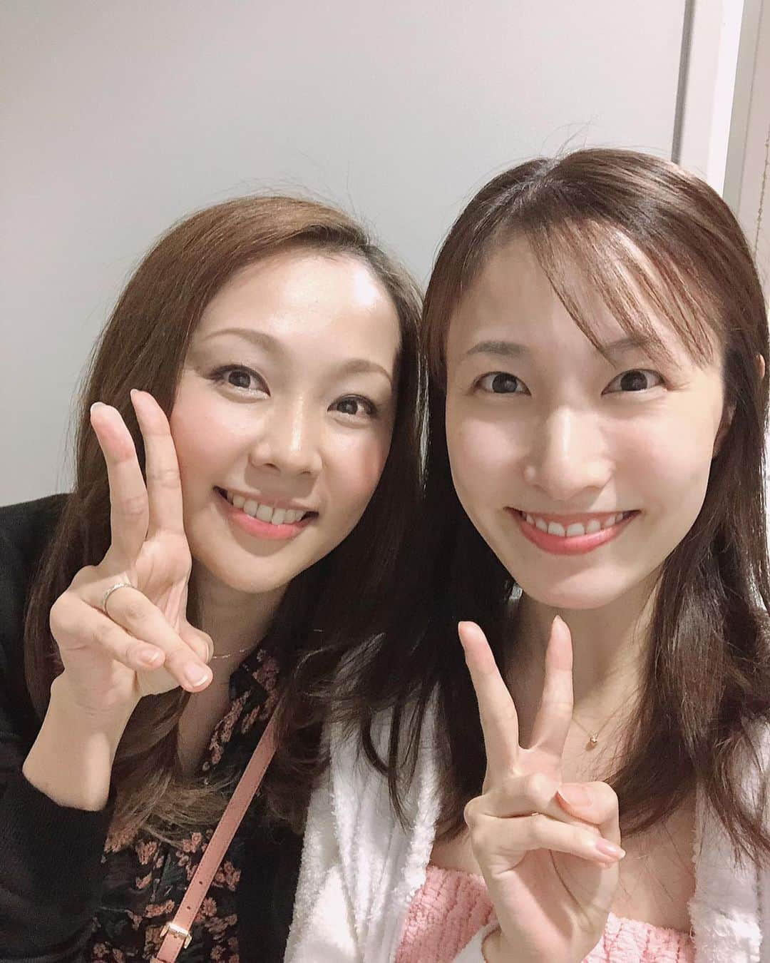 蒼乃夕妃さんのインスタグラム写真 - (蒼乃夕妃Instagram)「今日はファクトリーガールズ✨ . . とにかく知り合いが多くて多くて💦 肝心なちえさんと写真撮れなかった〜‼️‼️‼️‼️🙄 . . でもみんなに会えて嬉しかったです✨ . . 実咲凜音ちゃん✨ くみちゃん✨ 在団中ほんとニアミスで一緒に舞台に立つ事がなかったけど、なんだかずっーと会いたいと思っていたのが遂に会えました😍 力強くて、優しくて、凛とした役がぴったり✨ . . thecircusで一緒だったゆいか✨ イキイキしてた😊 . . 懐かしのBoybandで共演した平野良君と演出の板垣さん✨ . . アルジャーノンぶりの戸井さん✨ 共演してないのにしたかの様にいつも仲良くしてくれる原田優一さん✨ お二人とも今回はヒールな役だけどとっても人間臭くて魅力的に演じてらして素晴らしかった✨✨✨ . . そしてちえさん✨ リーダーシップを取り、みんなを引っ張っていき、真っ直ぐで、パワフルな役がもぅちえさんそのものでした✨ またあのエネルギー、同じ舞台で感じたいって思いました‼️ #factorygirls  #赤坂ACTシアター」9月29日 18時25分 - yukiaono_official