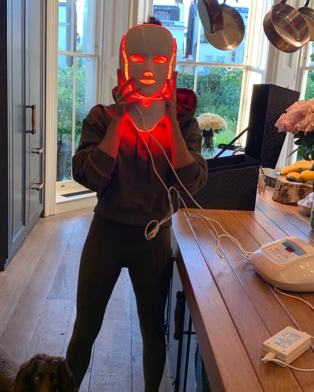 ヴィクトリアベッカムさんのインスタグラム写真 - (ヴィクトリアベッカムInstagram)「Sunday testing face masks... 🤔」9月29日 18時27分 - victoriabeckham