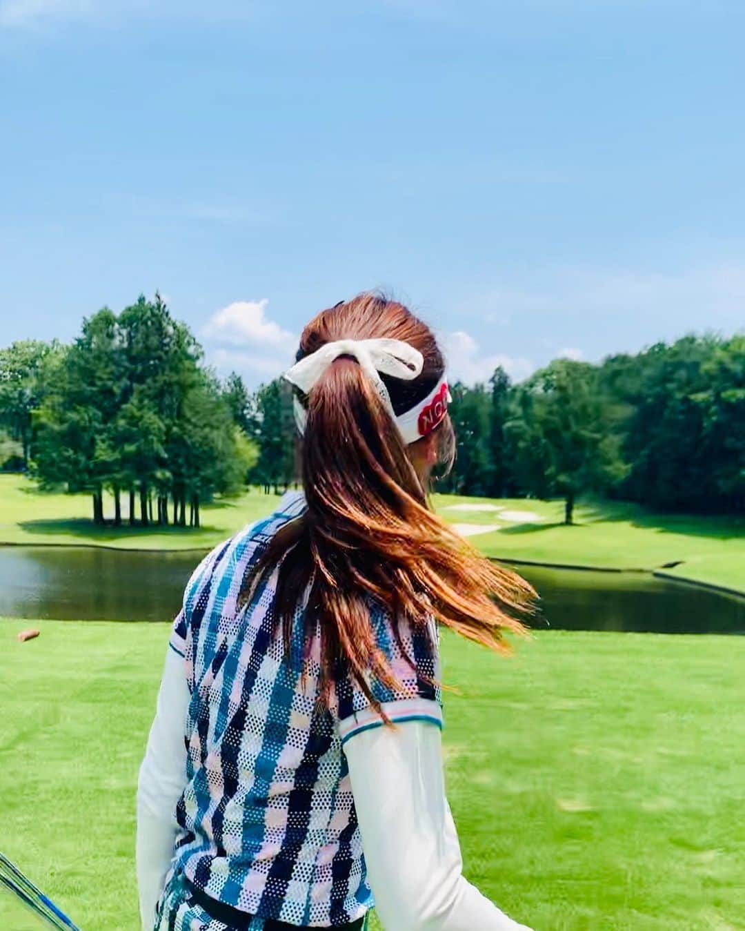中山綾香さんのインスタグラム写真 - (中山綾香Instagram)「意外ではありますが、、、 今回は初めて望んだ日本のプロテストでした。 自分でも本当に受けるか最後まで悩みました。 なぜなら、16歳からスタートした海外生活でまた日本に戻ってプレーをしたいのか。正直、自分が日本でゴルフをしている姿が想像つかなくて、アウェイな感じがして気が乗りませんでした。 . でも、いざ試合が終わってみると『悔しさ』だけが込み上げてきました。私の出来る事を思い切りやったので後悔等はないです。なのに、自分のチカラをパフォーマンスに生かせなかった事が一番悔しくて不甲斐ない様な気持ちです！ その中で学んだのは、私にとってゴルフをやる場所・環境・人等は関係なく私はどこでもどんな時でも自分自身で納得のいく全力なゴルフがしたい‼️それを結果として出したい‼️という事でした。 だから、来年のプロテスト合格も今後の目標にやっていこうと思いました！日本で応援して下さる皆さんに私のゴルフしている姿や挑戦を見届けてもらいたいと素直に思いました。逆輸入の様な感じの私ですがそれもそれでアリかな？とやっと心から思えました！ . なので、今回の反省や課題等としっかり向き合い受け入れて今後に生かしていく事だと思いました‼️ まだまだ始まったばかりの私のゴルフ改革‼️ いつも踏んだり蹴ったりな私ですが、これからもよろしくお願いします🙇🏻‍♀️💓 . いつも皆さんからもらう連絡・コメント・メッセージ・お手紙等は凄くチカラになっています😭💓 お手紙はお守りとしていつも持ち歩いています！パワーが欲しい時に読み返しています💌 ありがとうございます😘 . #golf #golfswing #ゴルフ #ゴルフ女子 #zengolfersfactory #zenmethod #海外生活 #日本 #アスリート #お手紙 #不思議なチカラ #no1grip #jackbunny #ジャックバニー #パーリーゲイツ」9月29日 18時28分 - ayaka.nakayama.japan
