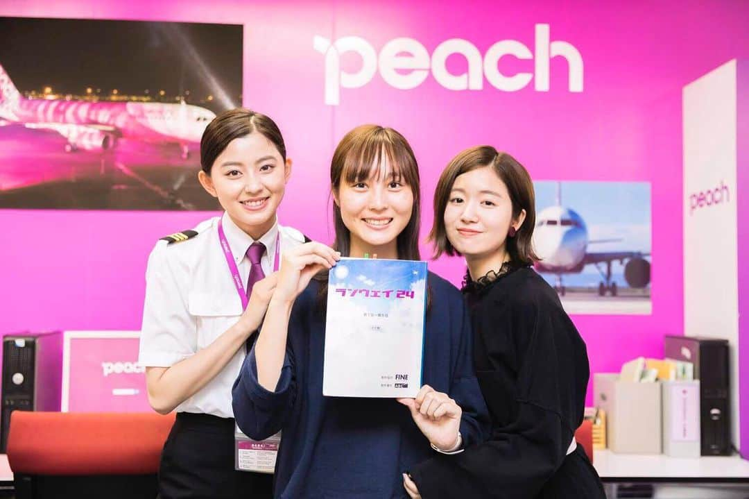 杏沙子さんのインスタグラム写真 - (杏沙子Instagram)「ㅤㅤㅤㅤㅤㅤㅤㅤㅤㅤㅤㅤㅤ ㅤㅤㅤㅤㅤㅤㅤㅤㅤㅤㅤㅤㅤ 「ランウェイ24」関東エリアで昨夜最終回でした✈️🍑 ㅤㅤㅤㅤㅤㅤㅤㅤㅤㅤㅤㅤㅤ 地上にいる徹パイがコックピットにいる桃子に言った 「俺たちが一緒に飛んでやる」に涙。 ㅤㅤㅤㅤㅤㅤㅤㅤㅤㅤㅤㅤㅤ 「ファーストフライト」は夢に向かって1人で飛ぶ者の 孤独を超えた希望を歌っているけど、 みんな、心は誰かと一緒に飛んでいるんだよなぁ ㅤㅤㅤㅤㅤㅤㅤㅤㅤㅤㅤㅤㅤ 徹パイの言葉がすごく心強く響きました わたしも1人じゃないんだなって。 ㅤㅤㅤㅤㅤㅤㅤㅤㅤㅤㅤㅤㅤ 初めてのドラマ主題歌 今の自分にも重なる、 素敵な物語に寄り添えて幸せでした。 ㅤㅤㅤㅤㅤㅤㅤㅤㅤㅤㅤㅤㅤ 桃子にもわたしにも、 そして自分で自分に挑戦し続けるすべての人にも、 目指した景色を見る日が来ることを祈ります ㅤㅤㅤㅤㅤㅤㅤㅤㅤㅤㅤㅤㅤ そして「ファーストフライト」が、 その旅路のお守りのひとつになりますように ㅤㅤㅤㅤㅤㅤㅤㅤㅤㅤㅤㅤㅤ #ランウェイ24」9月29日 18時31分 - asako.ssw