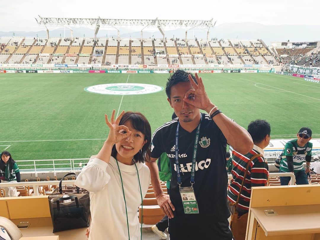 小椿希美のインスタグラム：「・ 松本山雅のホームゲームに 行ってきました！！ 行くだけで、元気になる スタジアムです☺️✨ 元気の塊 松本山雅の片山真人さんにも @gachastagram.11  久しぶりにお会い出来ました♫ 何にも言わなくても 『のぞみ見』ポーズをしてくれる 神対応の片山さん😳✨ ・ 試合は、J1の首位争いをしている FC東京とスコアレスドロー。 得点と山雅の勝ち試合は、 とっても観たかったので ちょっと消化不良ですが… NHK長野時代に取材をしていた 飯田真輝選手、岩上祐三選手、 田中隼磨選手のプレーを 観ることが出来たので 遠征した甲斐がありました☺️✨ ・ 日曜日秋晴れの アルウィンは、 1万9000人を超えるサポーターが 入っていて相変わらずの 圧巻の応援風景。 この景色は、長野にいた時も 今も見るとパワーが湧いてきます。 毎週の様に会っていた人に たくさん会える松本から 帰る時は、 いつも少し寂しくなります。 でも、「また来いよ！」と 言ってくれる人や場所が あることがどこで仕事を続けて いても心強く 強い気持ちで頑張れる力が湧いてくる😊 ・ #松本山雅#サッカー応援 #j1#jリーグ#FC東京 #長野県#松本市#サンプロアルウィン #nhk長野#のぞみ見 #アナウンサー#スポーツキャスター」