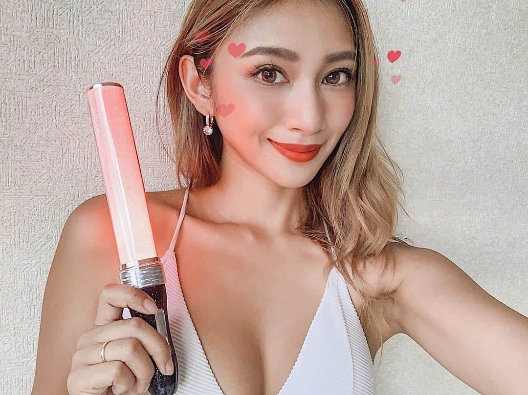 新井ニーニャさんのインスタグラム写真 - (新井ニーニャInstagram)「🧸❤️﻿ ﻿ ﻿ 夏が終わりそうで終わらなそうな﻿ 暑い日が戻ってきましたね🧜‍♀️🌈﻿ まだまだ遊び足りてないから﻿ 夏よ終わらないで〜〜〜😂﻿ ﻿ 友達のイベント用に手に入れた﻿ ターンオンのペンライトが30色に光るから﻿ 家の中でもアーティストのライブ映像に合わせて﻿ キャッキャしてます🎤🎼💖﻿ ハンズで買えますよ🙋🏼‍♀️﻿ ﻿ ﻿ 凄い驚かれること多いんだけど昔から﻿ (あゆとか安室ちゃん好きそうって言われる)﻿ モー娘。ハロプロ系、ももクロとか大好き🍑﻿ パワー溢れる姿みてると元気貰えるんです🥺❤️﻿ ﻿ ももクロのかなこ大好きだから赤で❤️﻿ 行くぜっ！怪盗少女、全部歌って踊れるんです🤭🦐🎤(息切れまくるけど笑)﻿ 休日のストレス発散🤤💓﻿ あ、しかも毎日これ踊ると痩せますよ🤤笑﻿ ﻿ ﻿ ﻿ #ターンオン #ペンライト #TurnON #フェス #イベント #クラブ #クラブイベント #レインボーペンライト #ターンオンペンライト #ジャニオタ #ジャニヲタ  #ペンライトデコ #ウルトラ #ウルトラジャパン #ultra #ultrajapan #サマソニ #サマーソニック #ライブ #ライヴ #ももクロ #ももいろクローバー #ももいろクローバーz #ももクロライブ #ももくろちゃん #ももクロちゃん #ライブ映像 #ライブコーデ #ライブメイク」9月29日 18時36分 - 22nina77