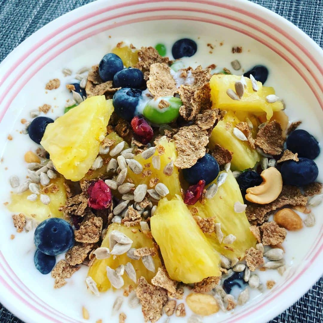 Rie's Healthy Bento from Osloのインスタグラム：「I continue to post my #breakfast, a power yoghurt bowl with natural #yoghurt (about 1 cup) #bluberries #nuts #edamame fresh #pineapples #branflakes #sunflowercore and dries #cranberries  I really feel good after this kind of breakfast 👍 #sugarfree #healthyfood #dietfood #frokost #sukkerfri #sukkerfritt #suntkosthold #シュガーフリー #朝食」